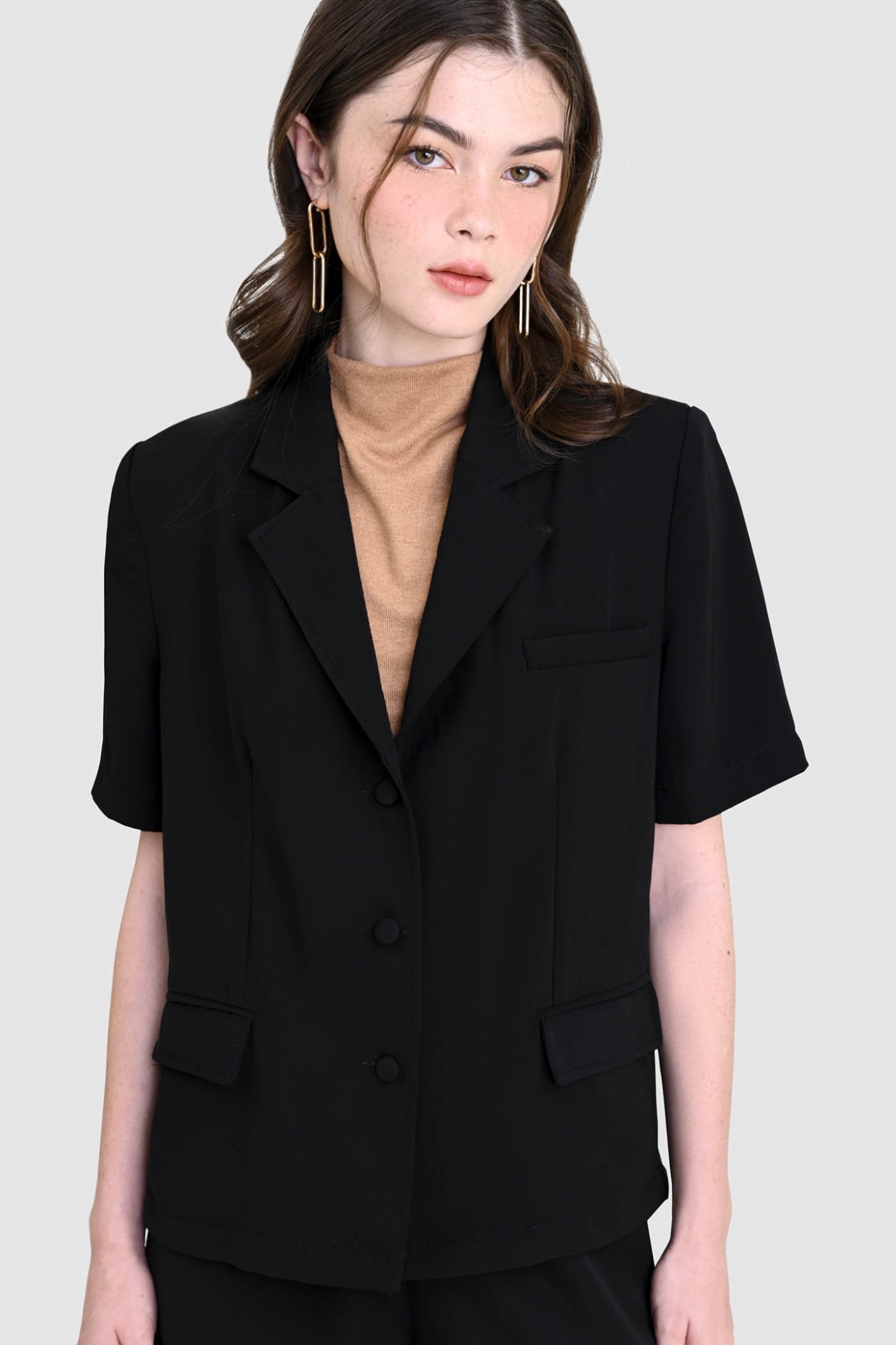 Áo blazer kiểu tay ngắn 3 nút trước