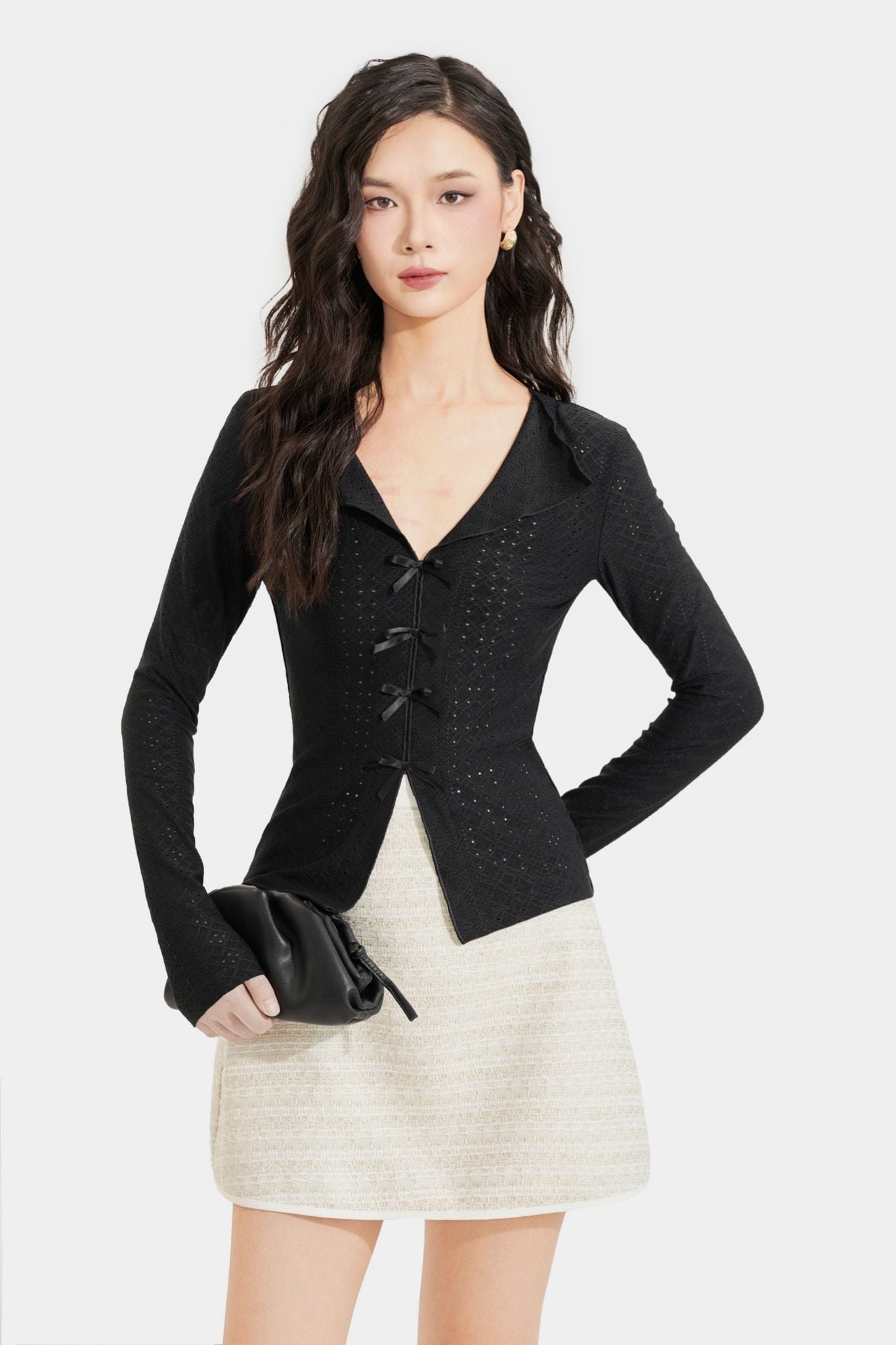  Áo thun thêu tay dài cổ tim đính nơ thân trước 