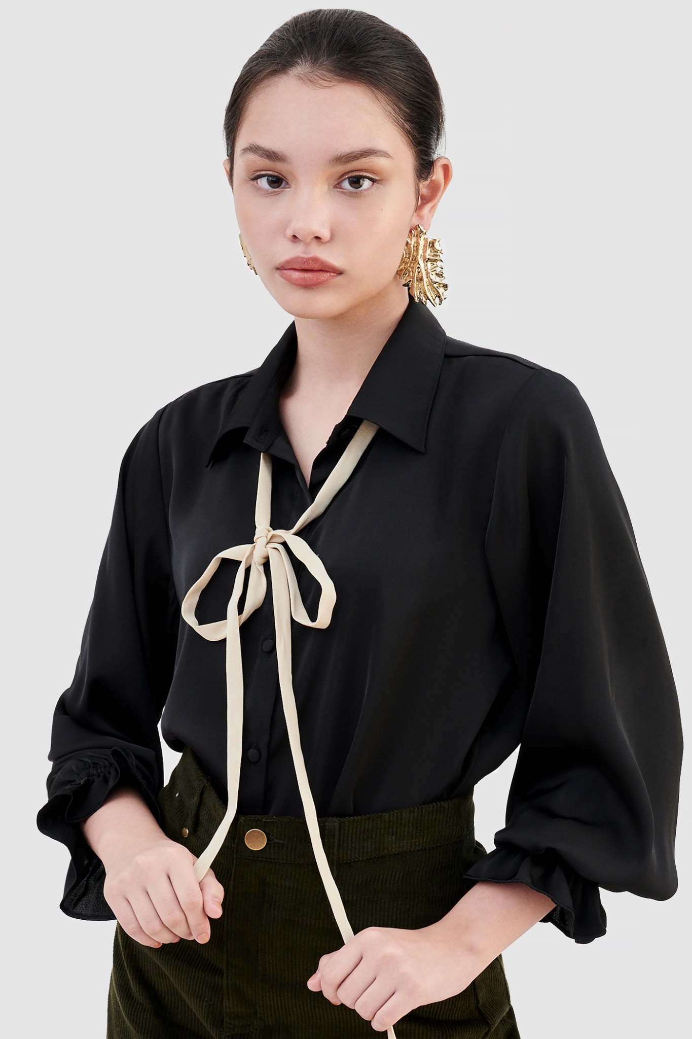 Áo sơ mi satin kèm dây nơ cổ
