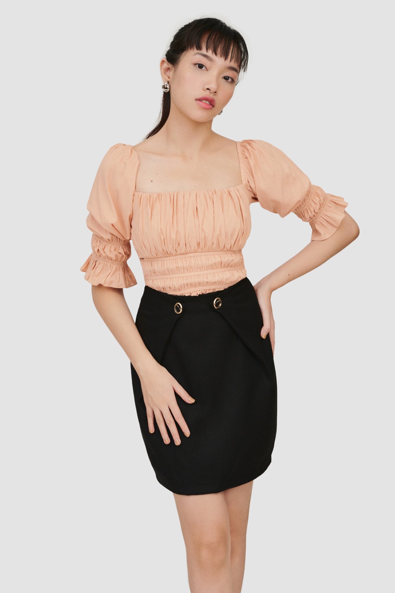 Váy mini xếp ly nhấn nút gold