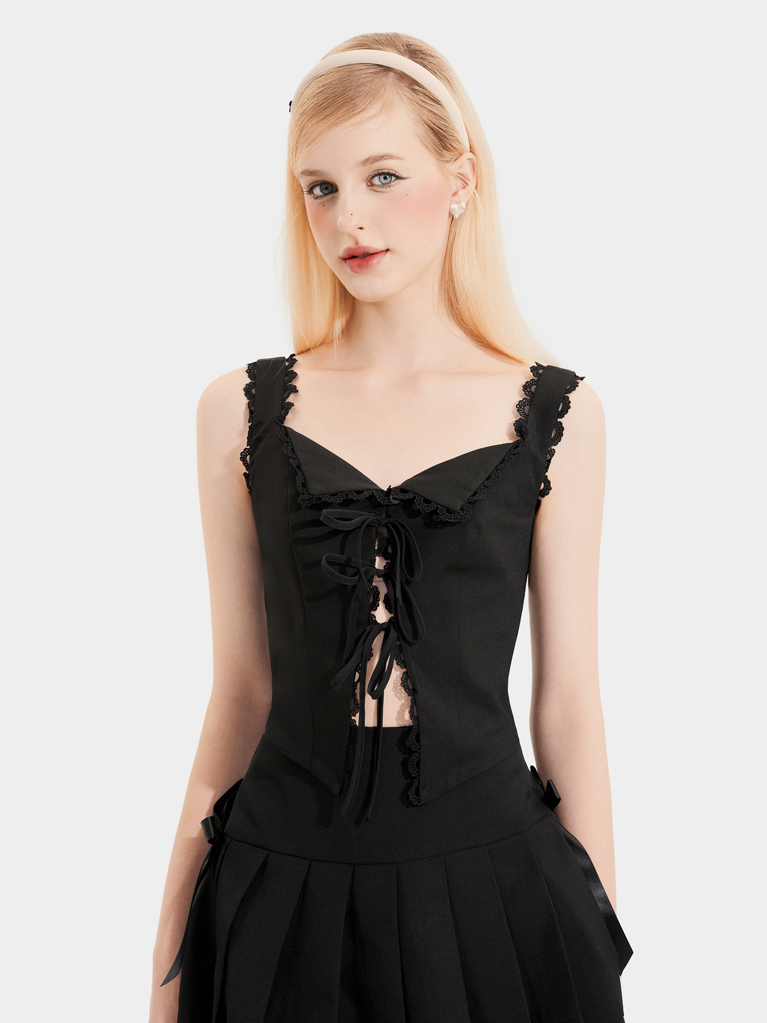 Áo kiểu sát nách cổ vuông phối ren thắt nơ thân trước