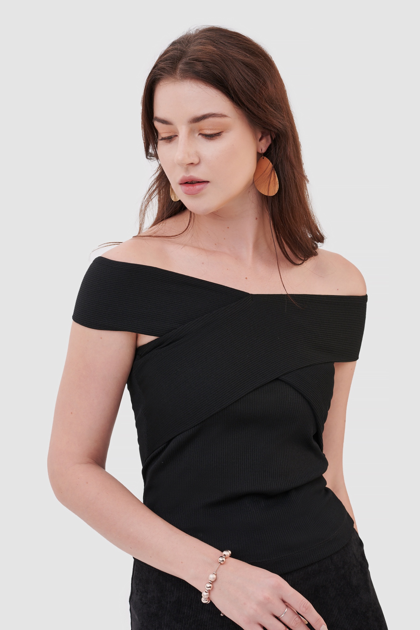 Áo thun knit trễ vai