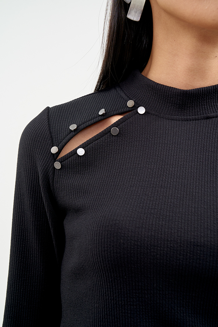 Áo thun tay dài cut out vai nhấn nút inox