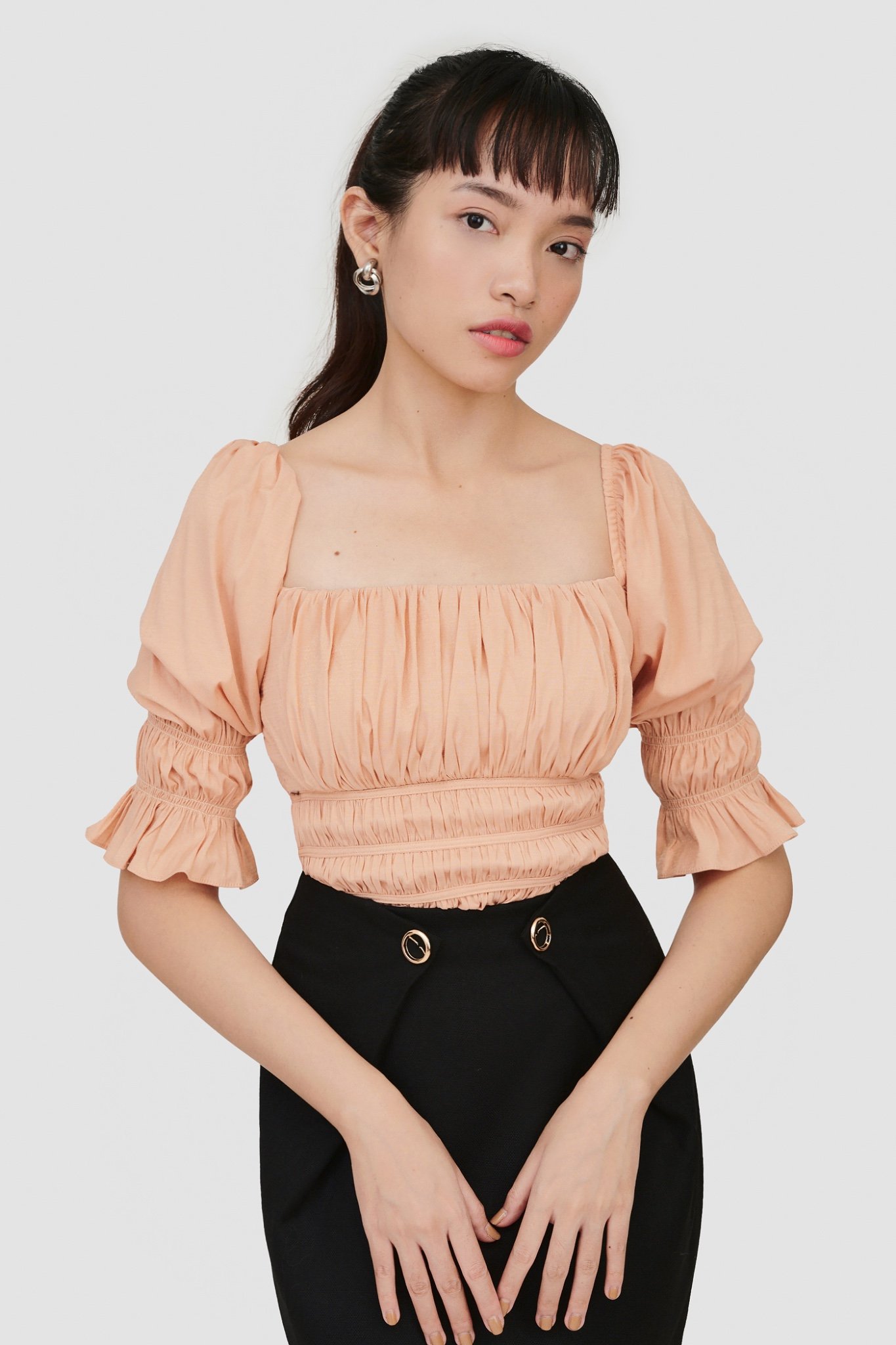 Váy mini xếp ly nhấn nút gold