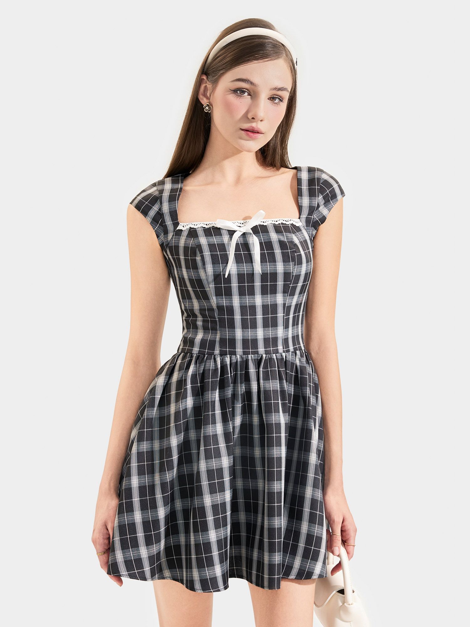  Đầm mini tay con cổ vuông phối ren ngực đính nơ 