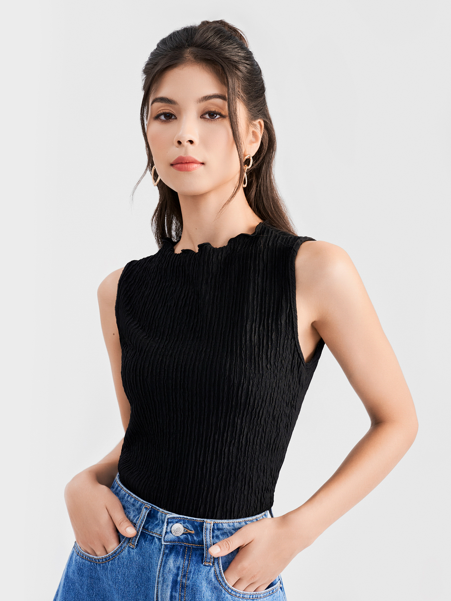 Áo thun ôm sát nách cổ cao