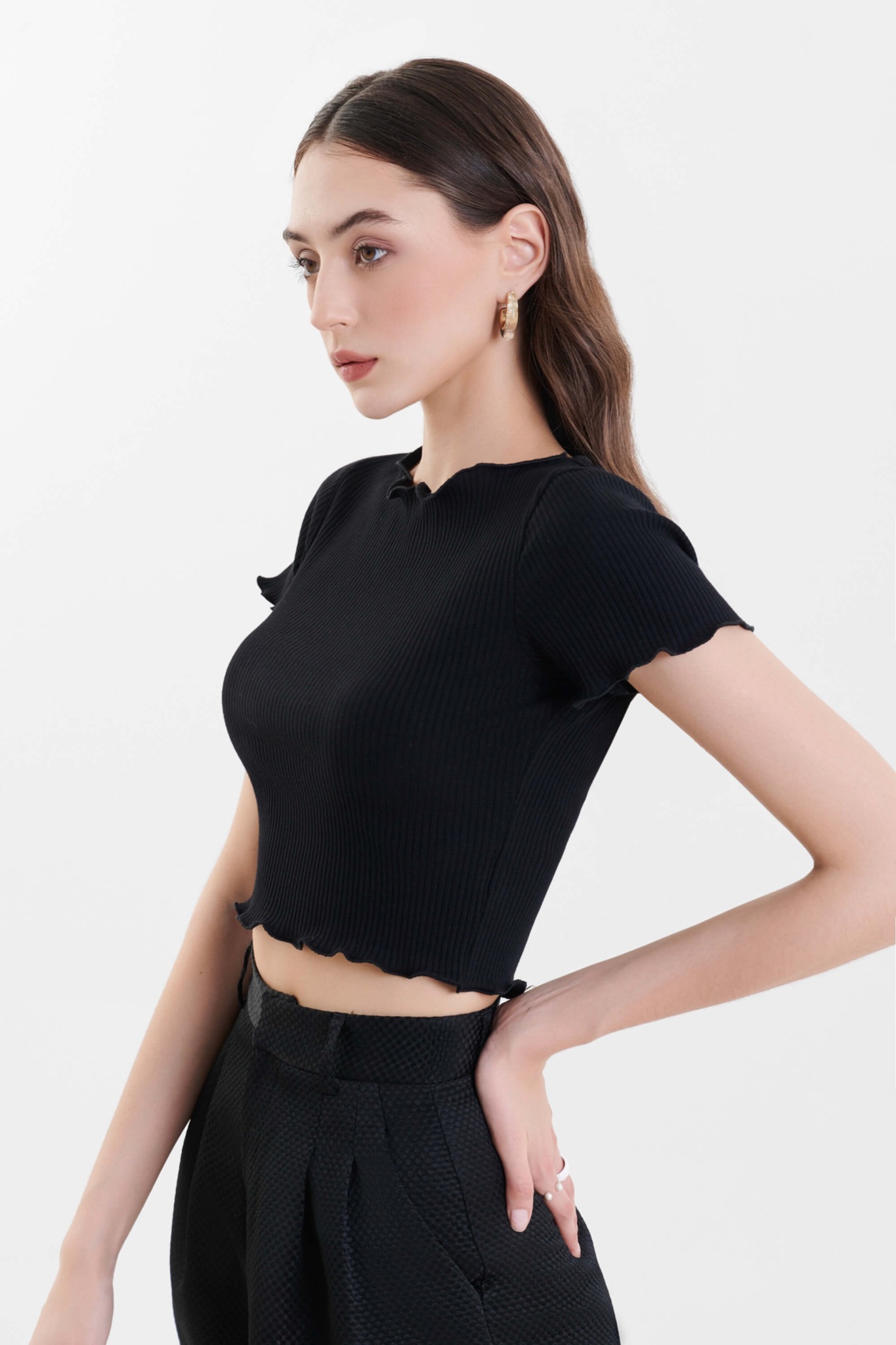 Áo thun gân croptop tay ngắn cuốn biên