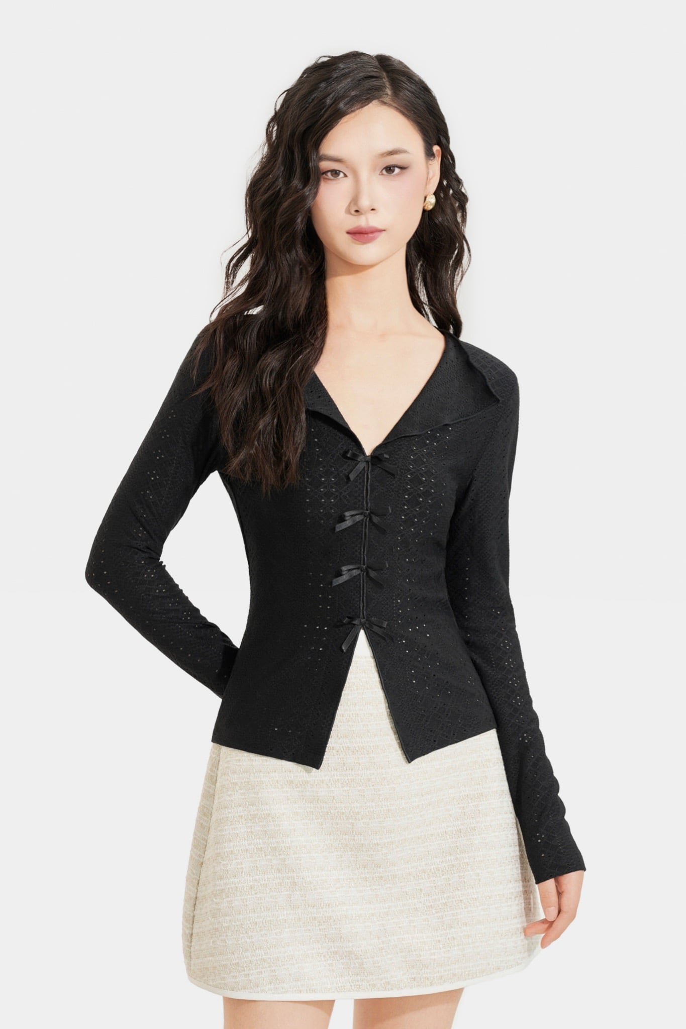 Áo thun thêu tay dài cổ tim đính nơ thân trước