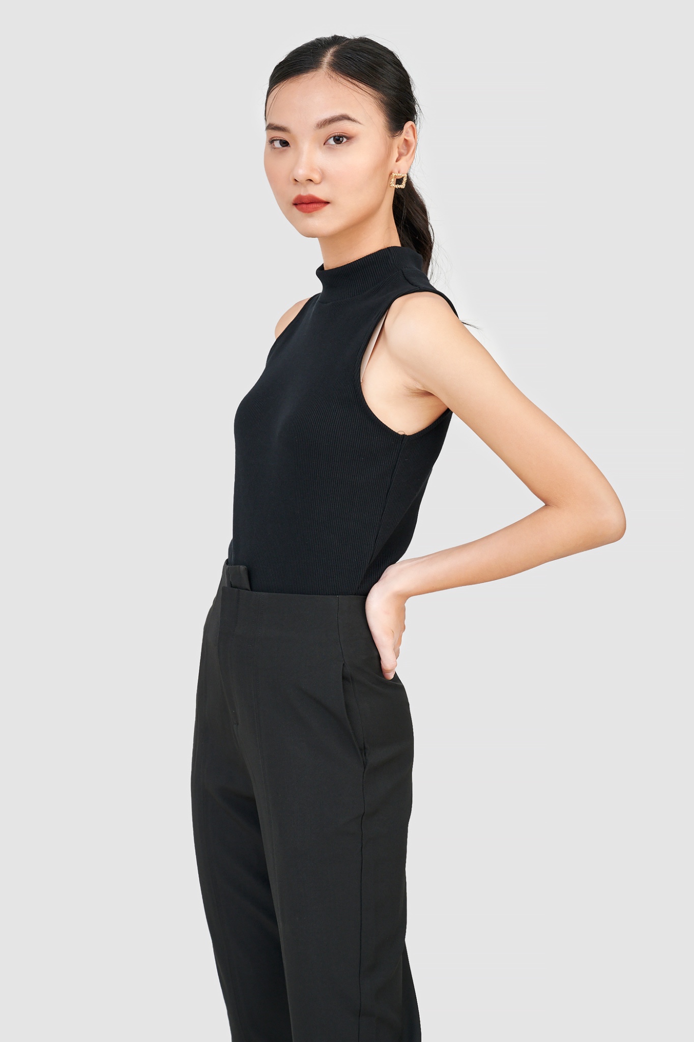 Áo knit sát nách cổ cao