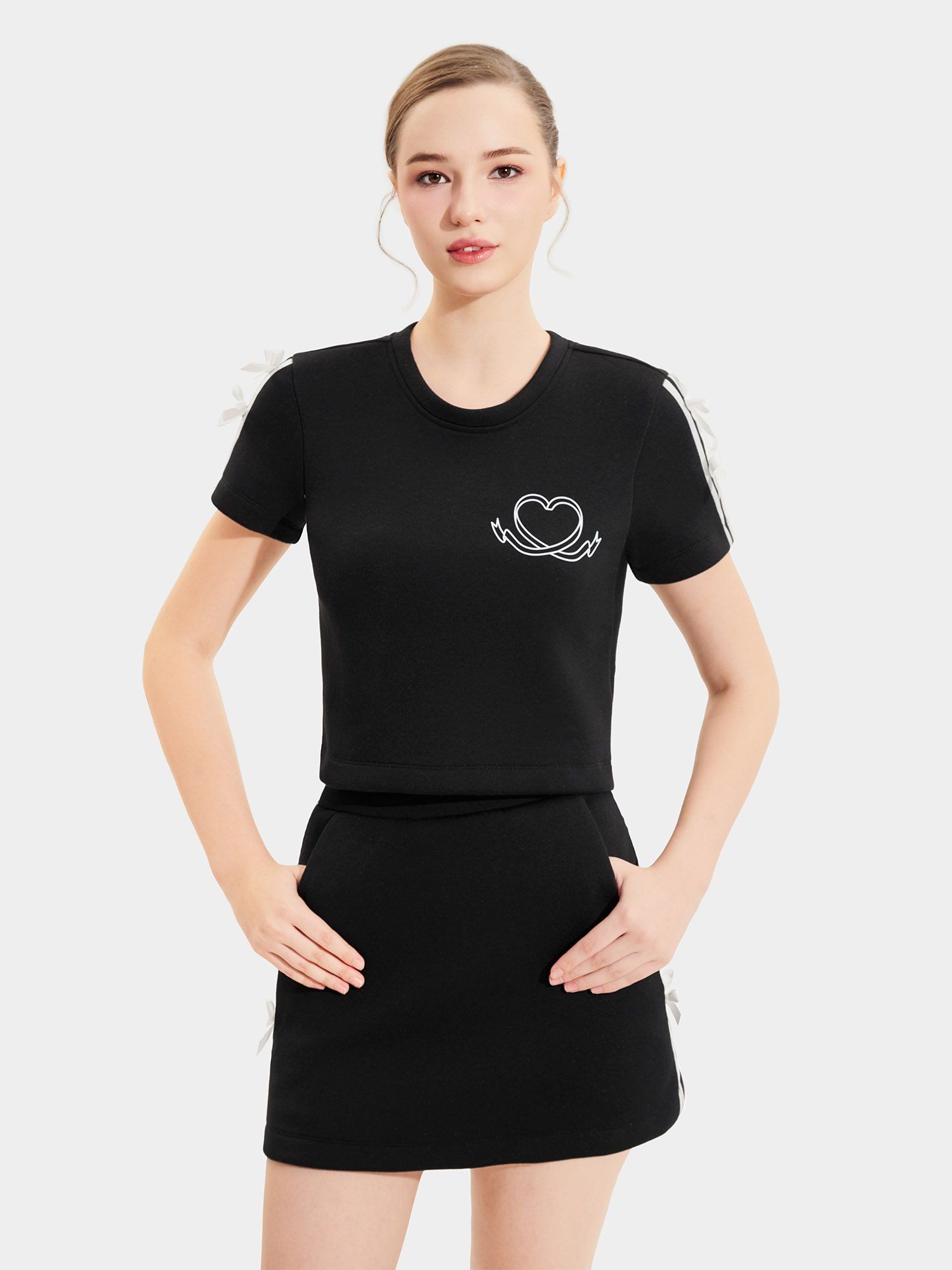  Áo thun tay ngắn đính nơ vai 