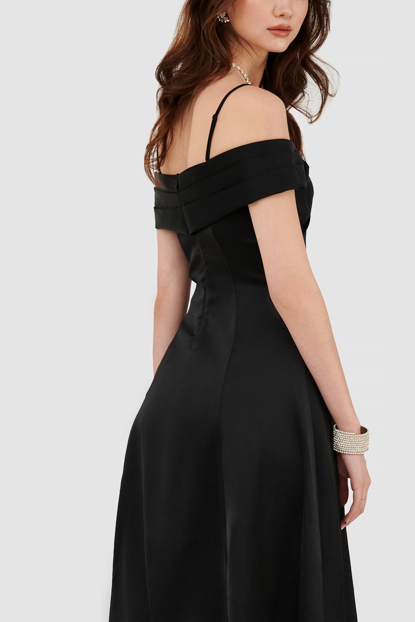 Đầm midi đắp ngực trễ vai