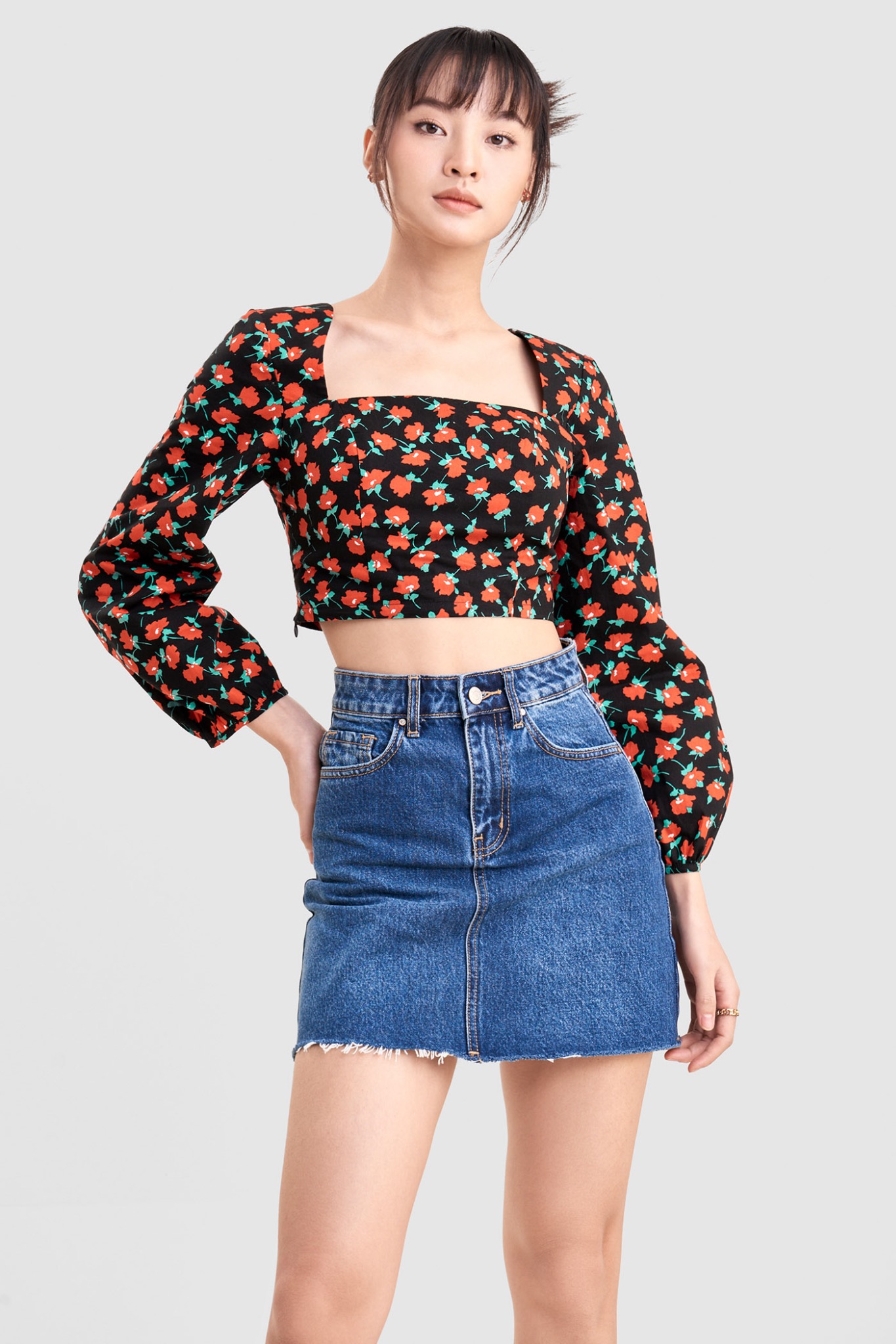 Áo croptop tay dài smocking lưng họa tiết hoa