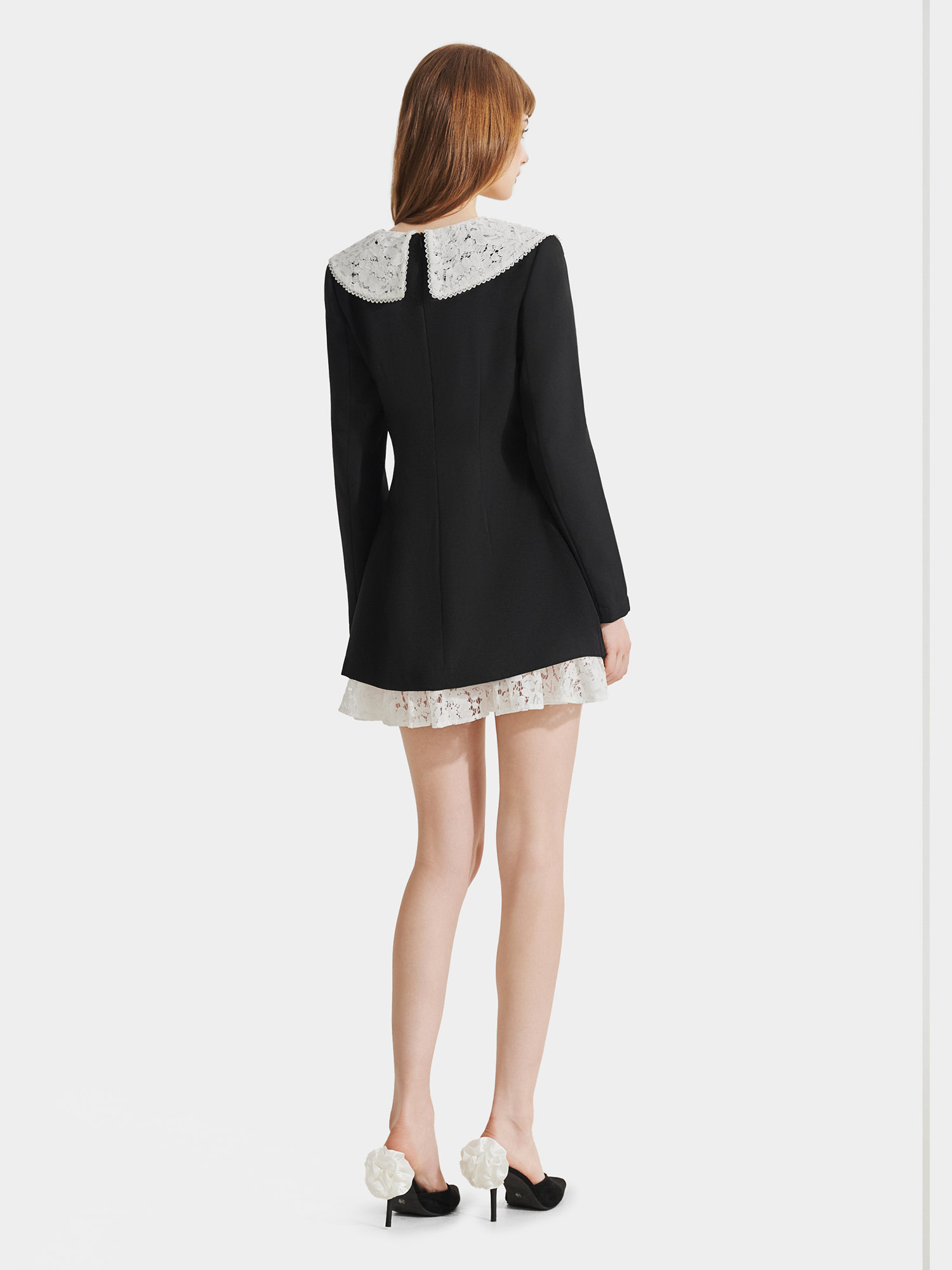 Đầm mini tay dài phối ren đính nút