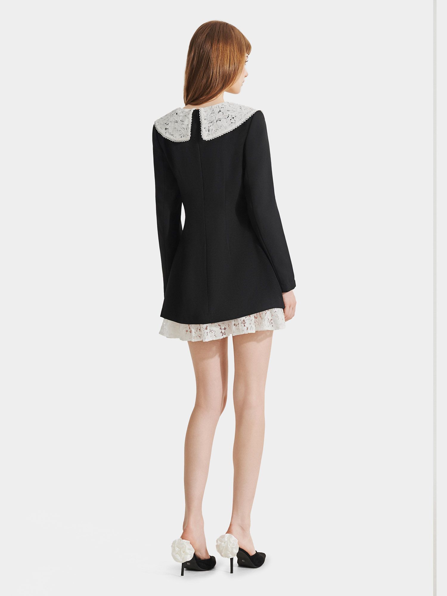  Đầm mini tay dài phối ren đính nút 