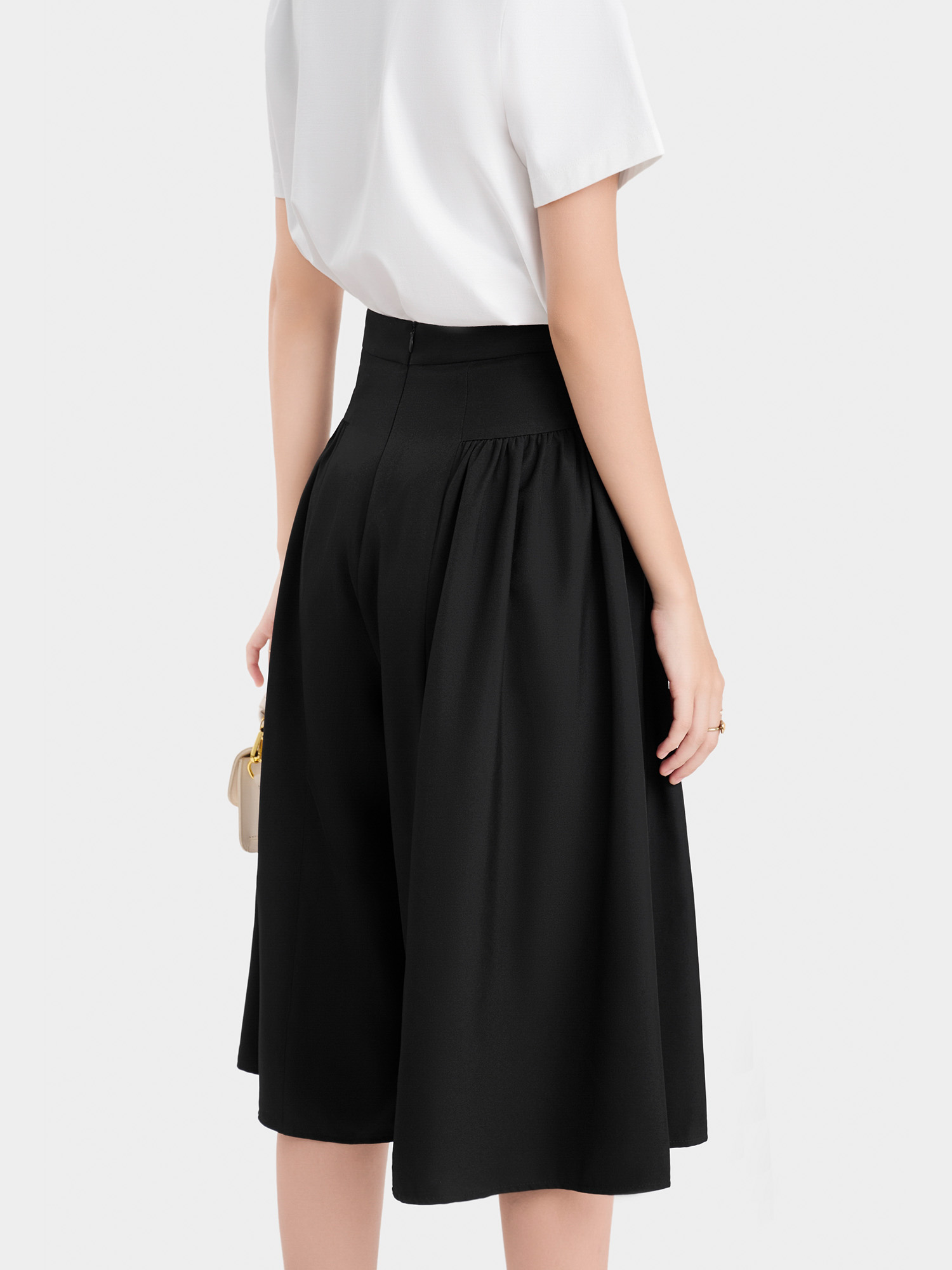 Quần culotte xếp li hông