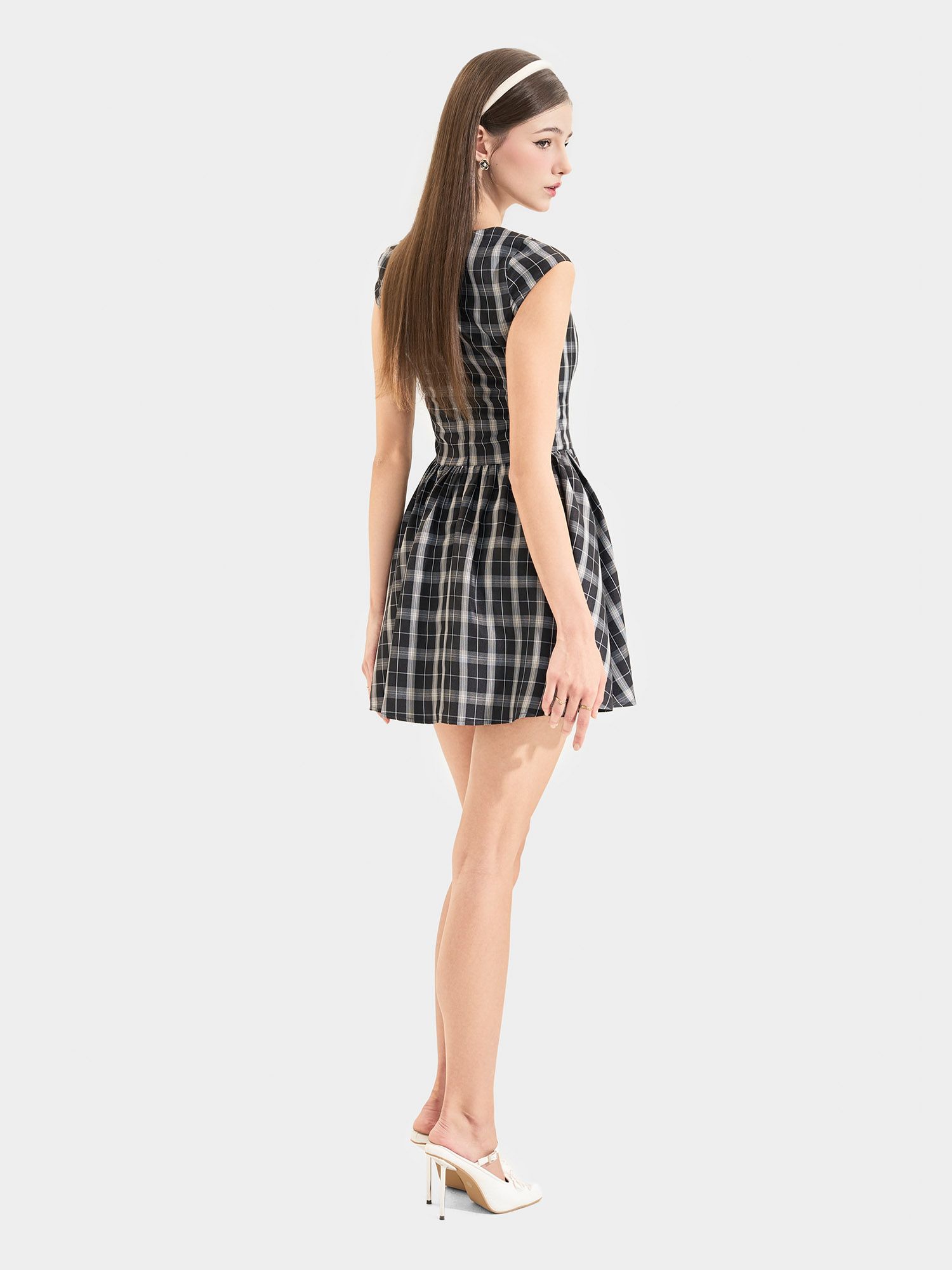  Đầm mini tay con cổ vuông phối ren ngực đính nơ 