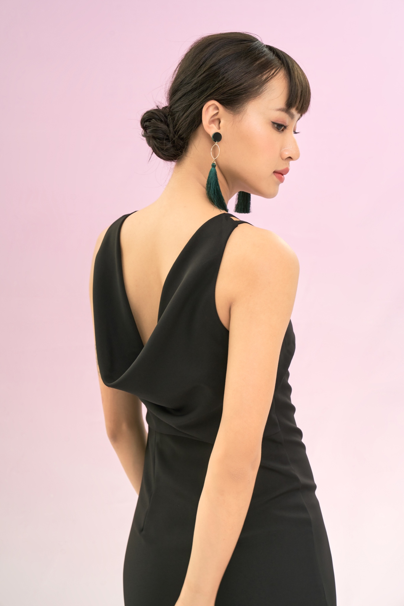Đầm sát nách cổ đổ sau