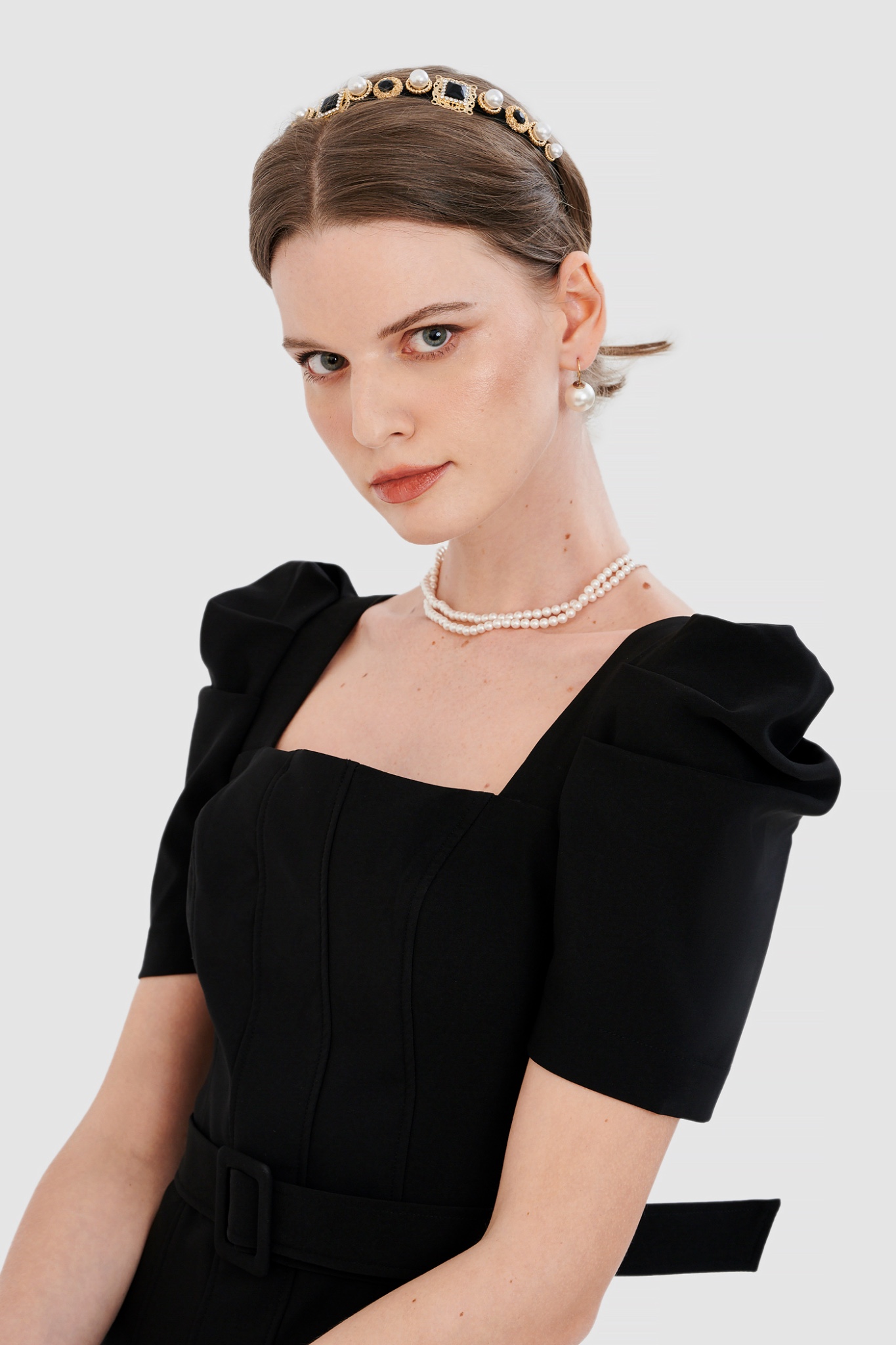 Đầm form bút chì cổ vuông tay xếp ly