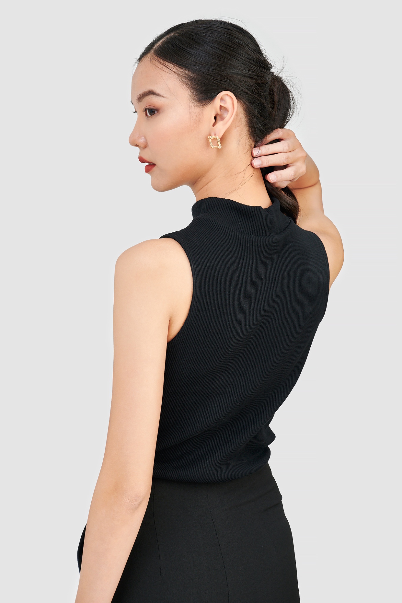 Áo knit sát nách cổ cao
