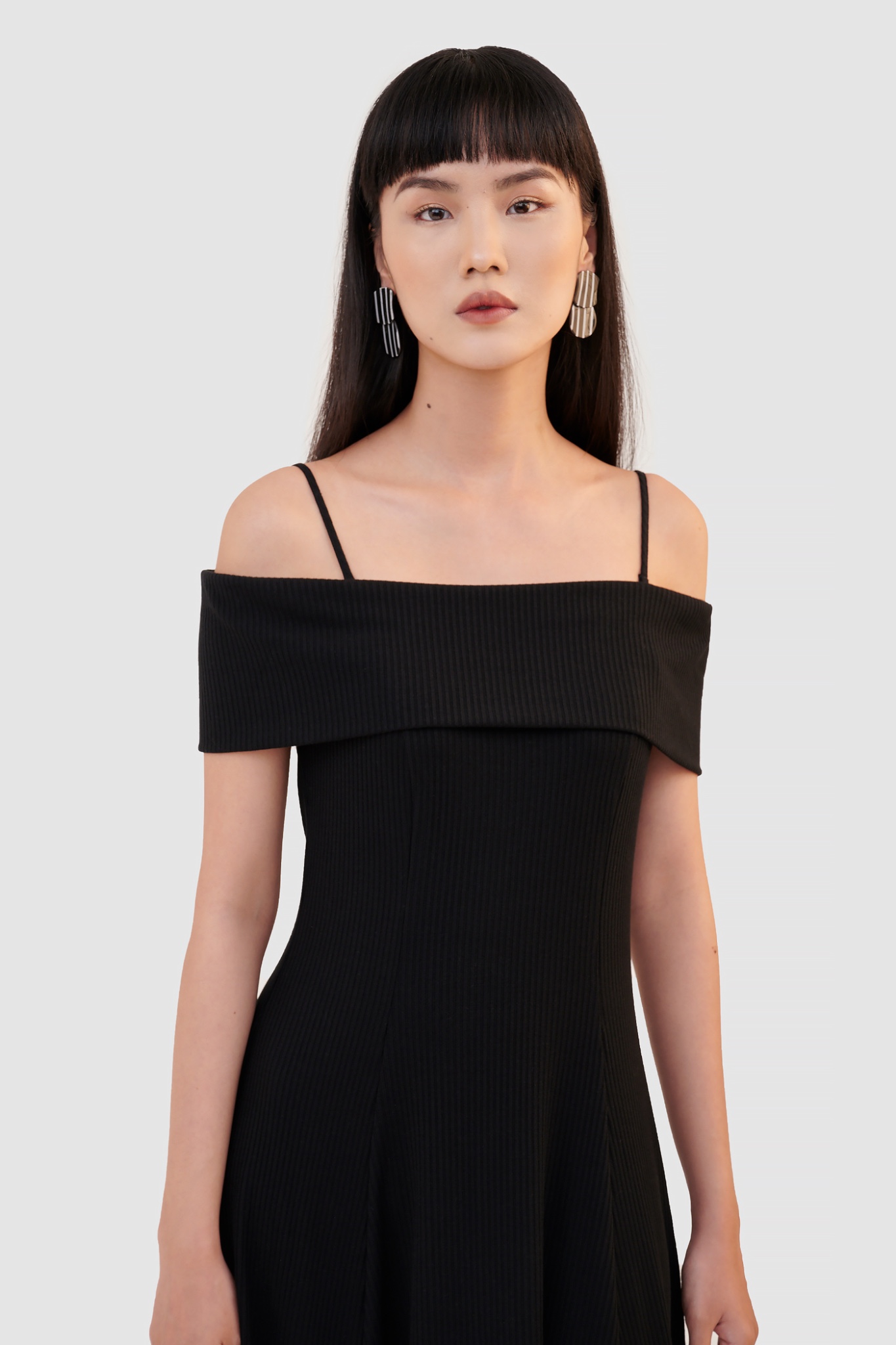 Đầm knit midi trễ vai