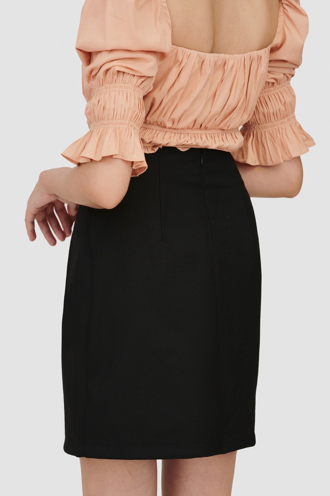 Váy mini xếp ly nhấn nút gold