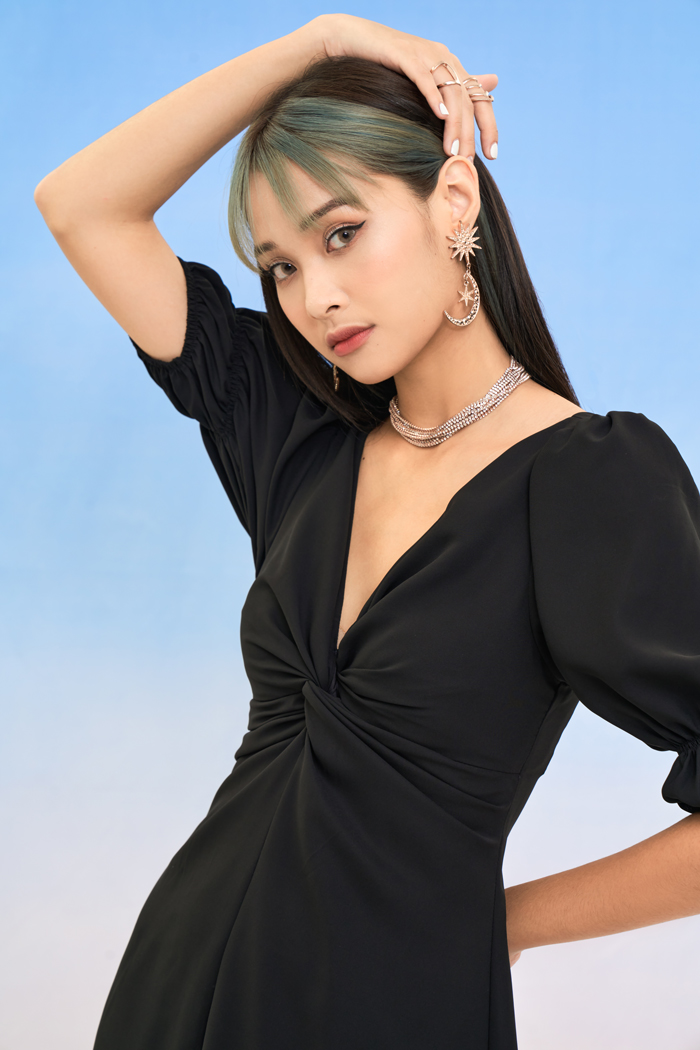 Đầm midi xoắn ngực nhấn tay
