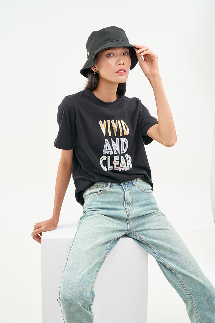 Áo thun in text Vivid and Clear phản quang