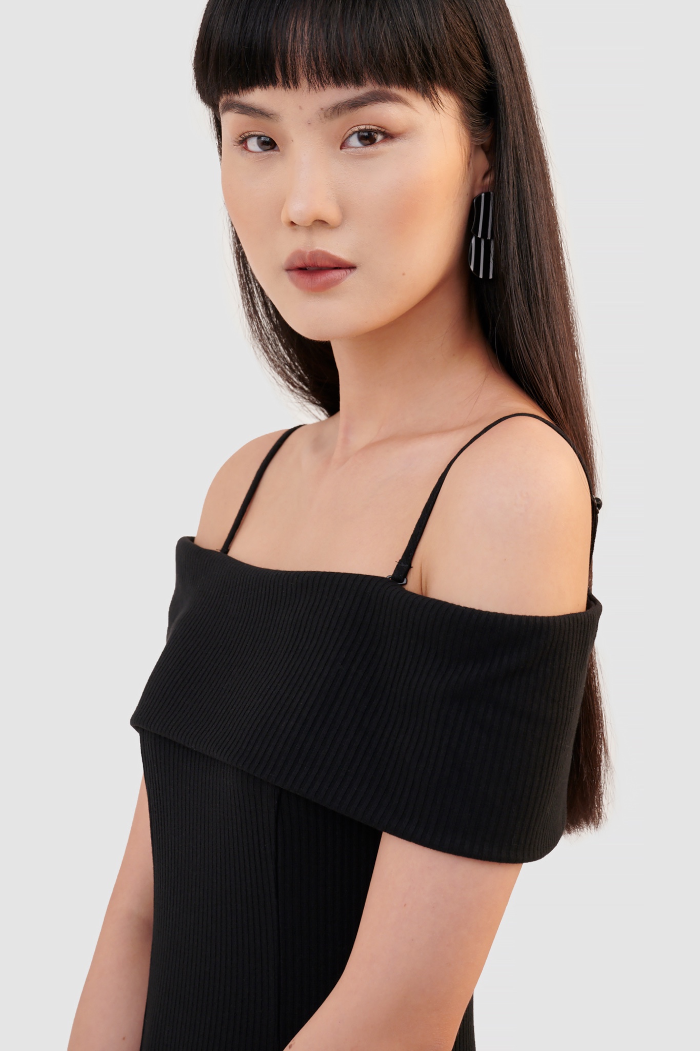 Đầm knit midi trễ vai