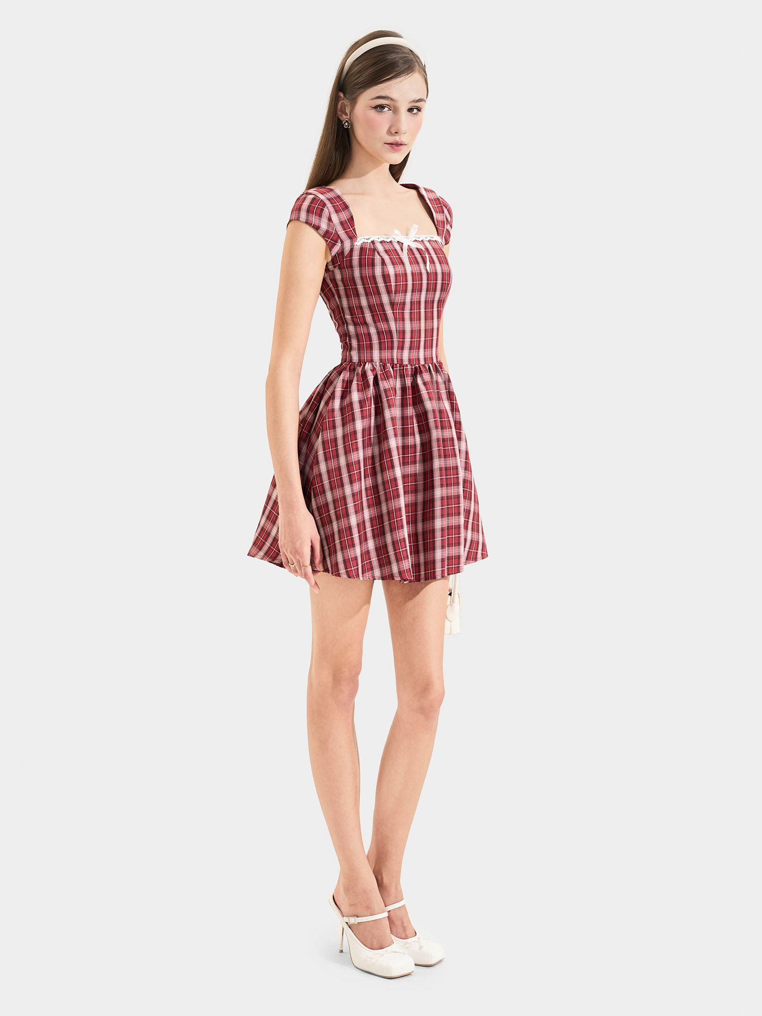  Đầm mini tay con cổ vuông phối ren ngực đính nơ 