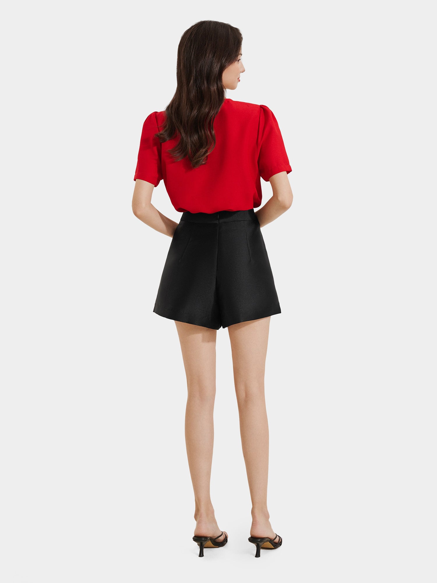 Áo cổ tròn nhún ngực tay phồng đính nút