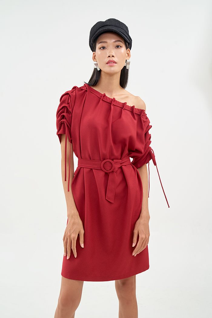 Đầm form rộng kèm nịch lệch vai xỏ rút dây