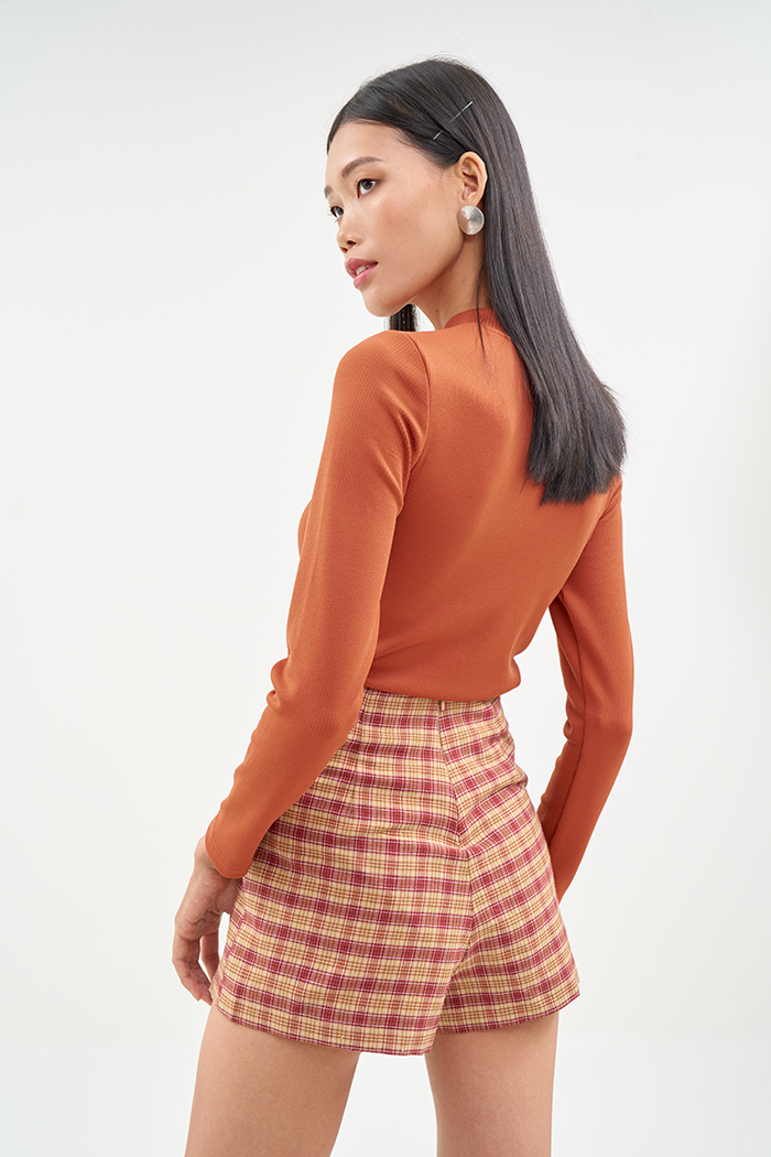 Quần váy đắp chéo nhấn nút
