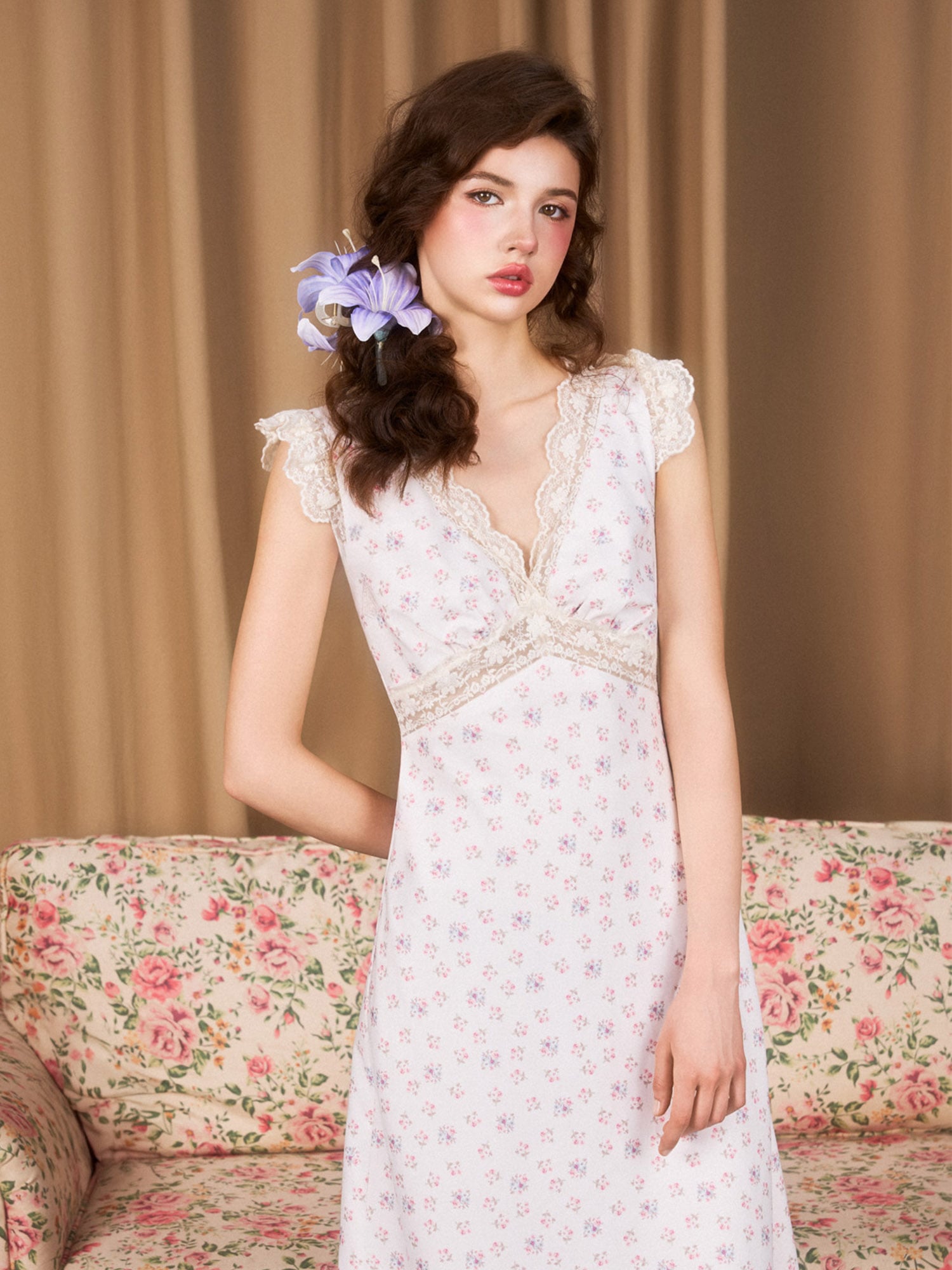 Đầm midi họa tiết hoa cổ V phối ren