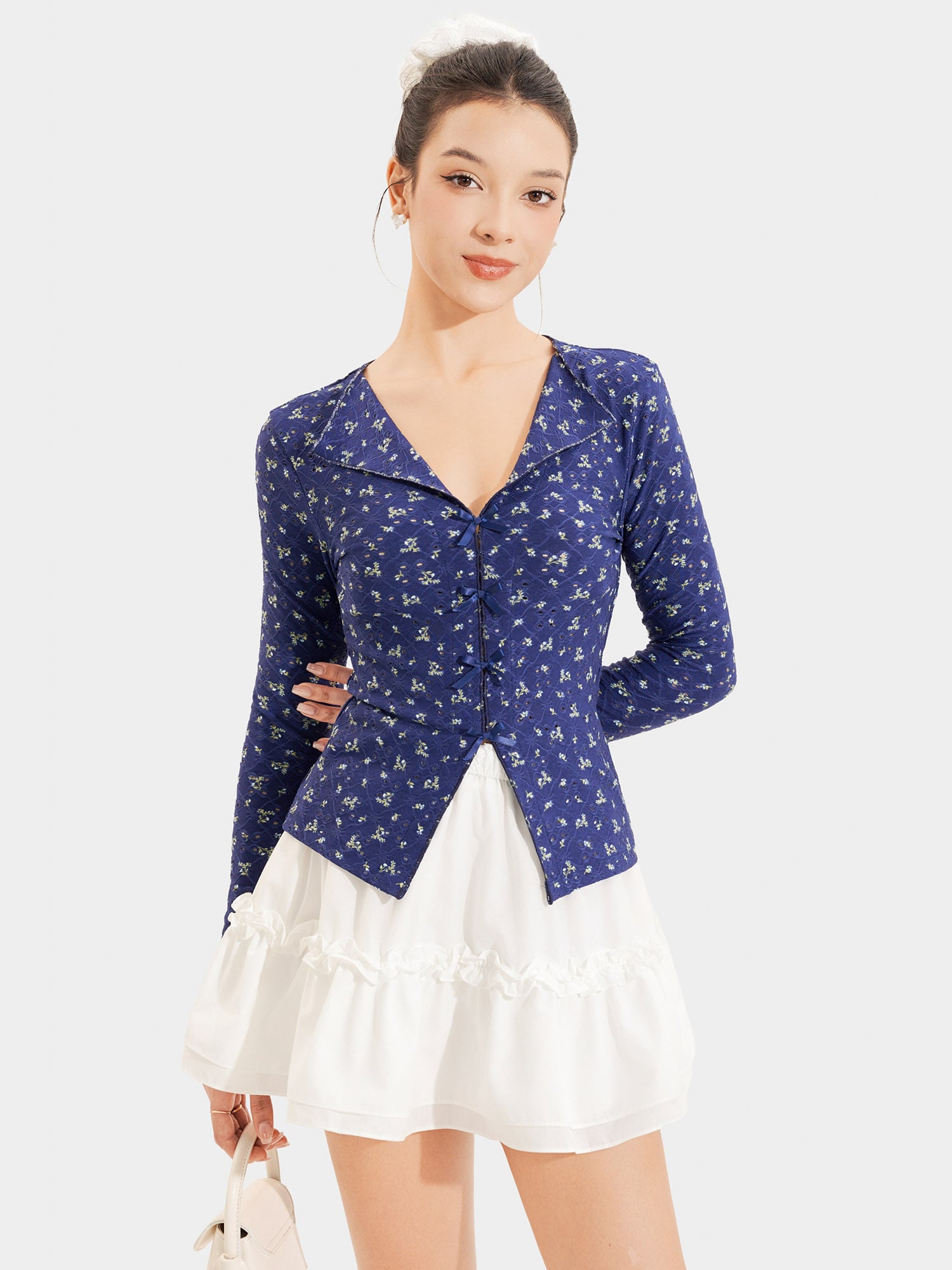 Áo thun thêu tay dài cổ tim đính nơ thân trước