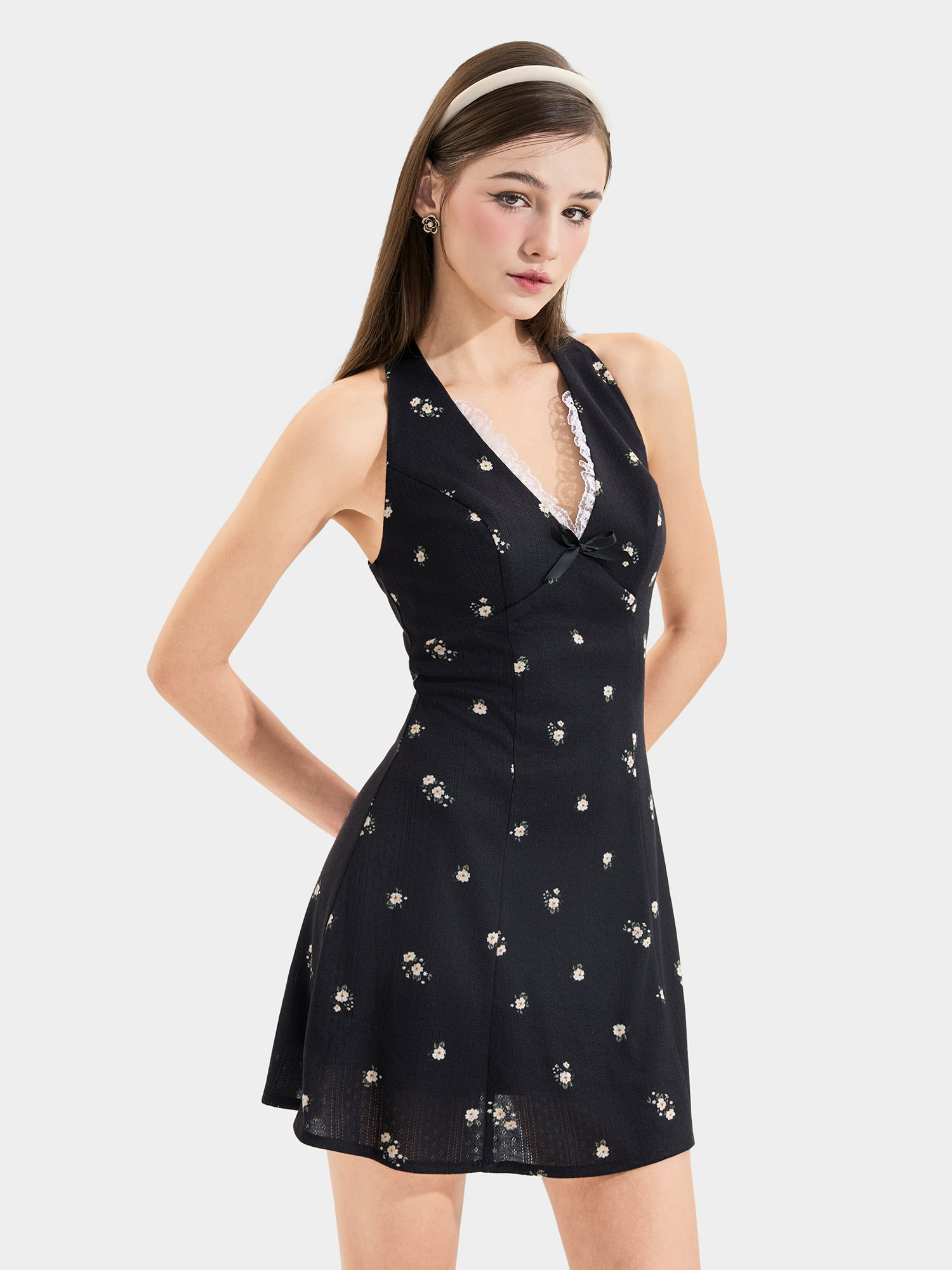 Đầm mini họa tiết hoa cổ yếm phối ren