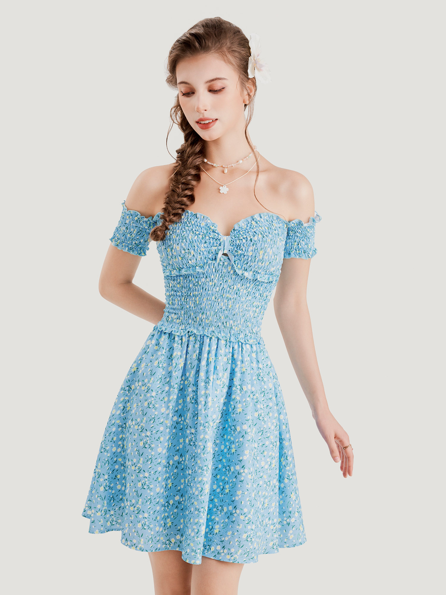 Đầm hoa mini bẹt vai smocking