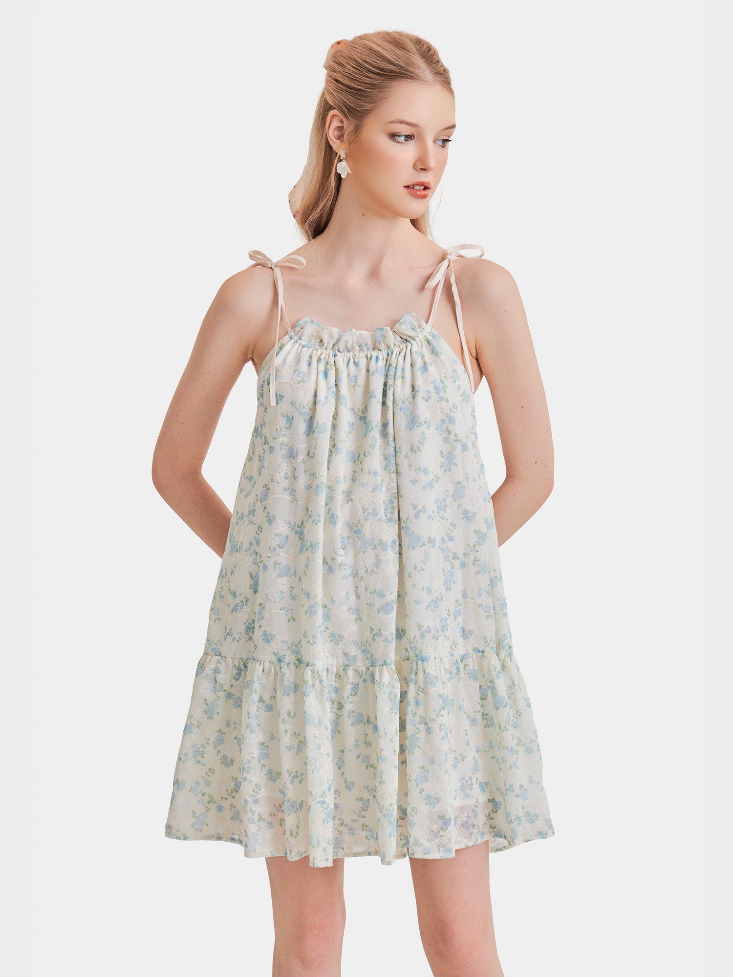  Đầm mini 2 dây thêu hoa form suông phối bèo 