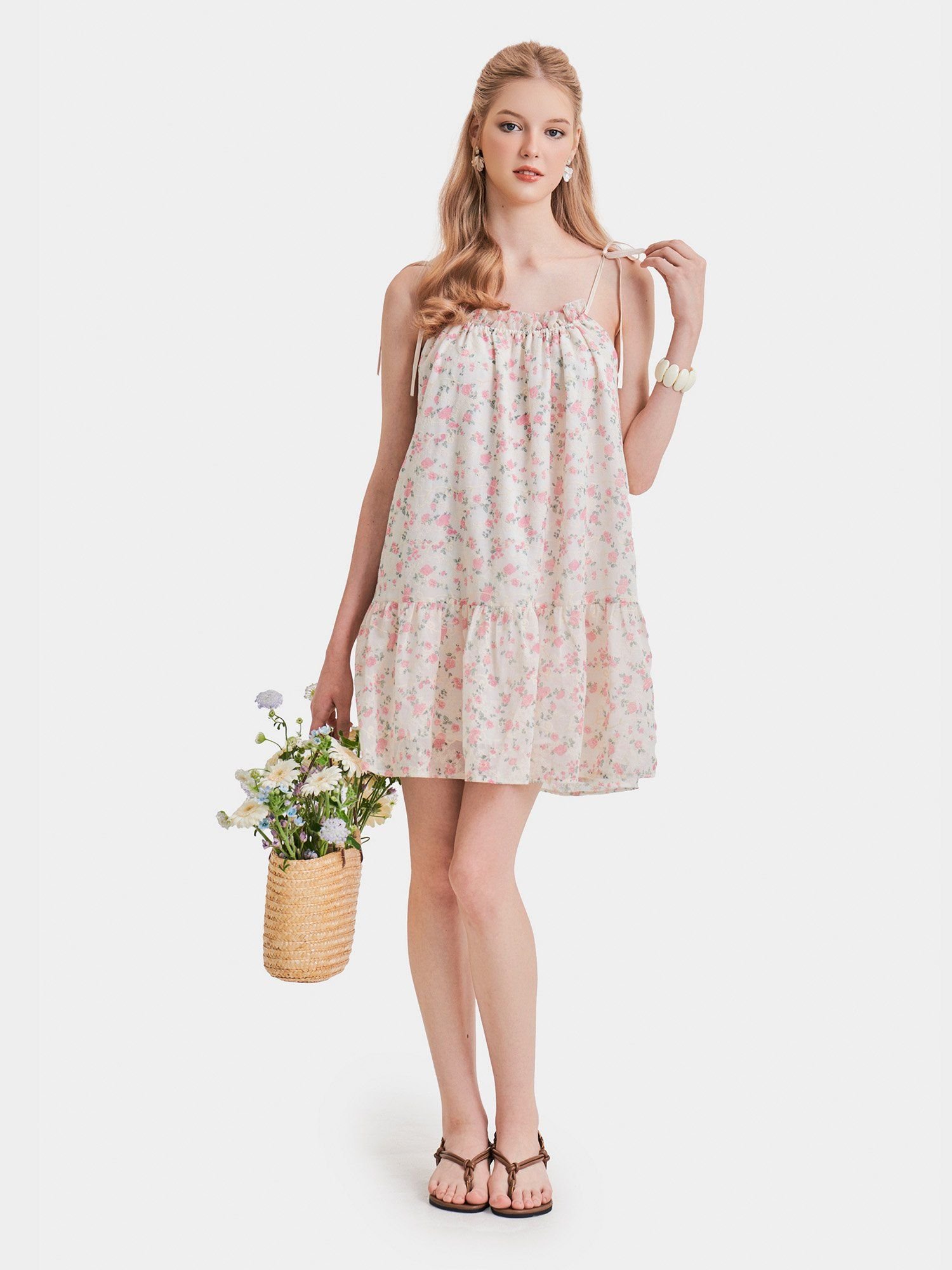  Đầm mini 2 dây thêu hoa form suông phối bèo 
