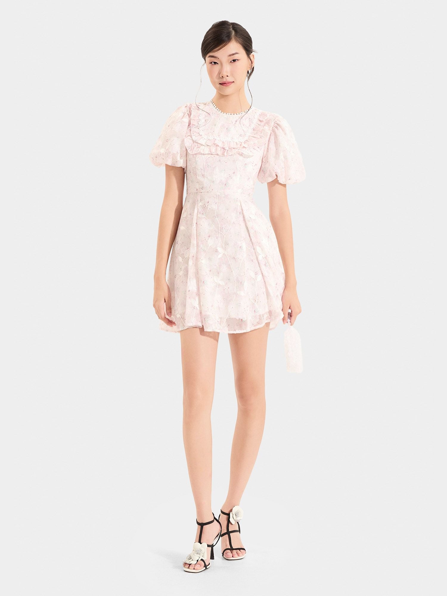  Đầm mini voan thêu hoa tay phồng cổ viền ren 