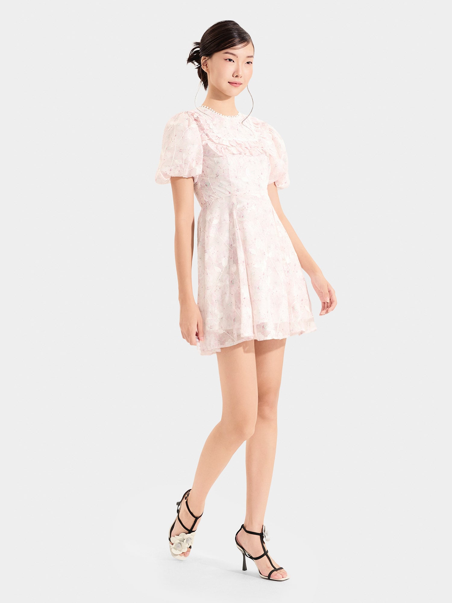 Đầm mini voan thêu hoa tay phồng cổ viền ren