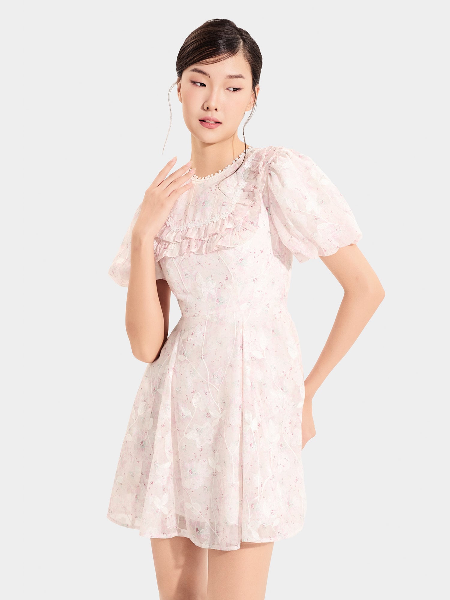 Đầm mini voan thêu hoa tay phồng cổ viền ren