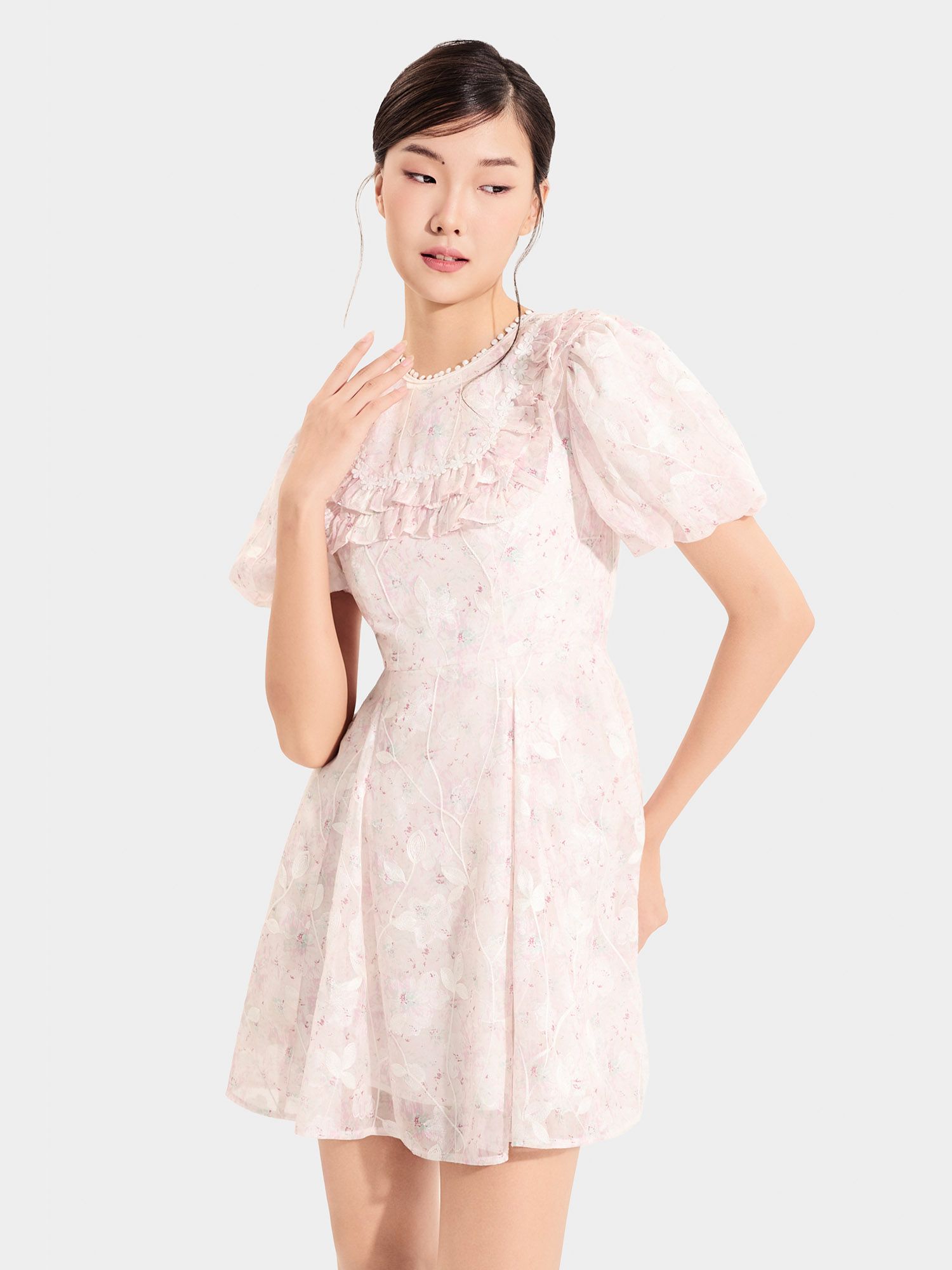  Đầm mini voan thêu hoa tay phồng cổ viền ren 