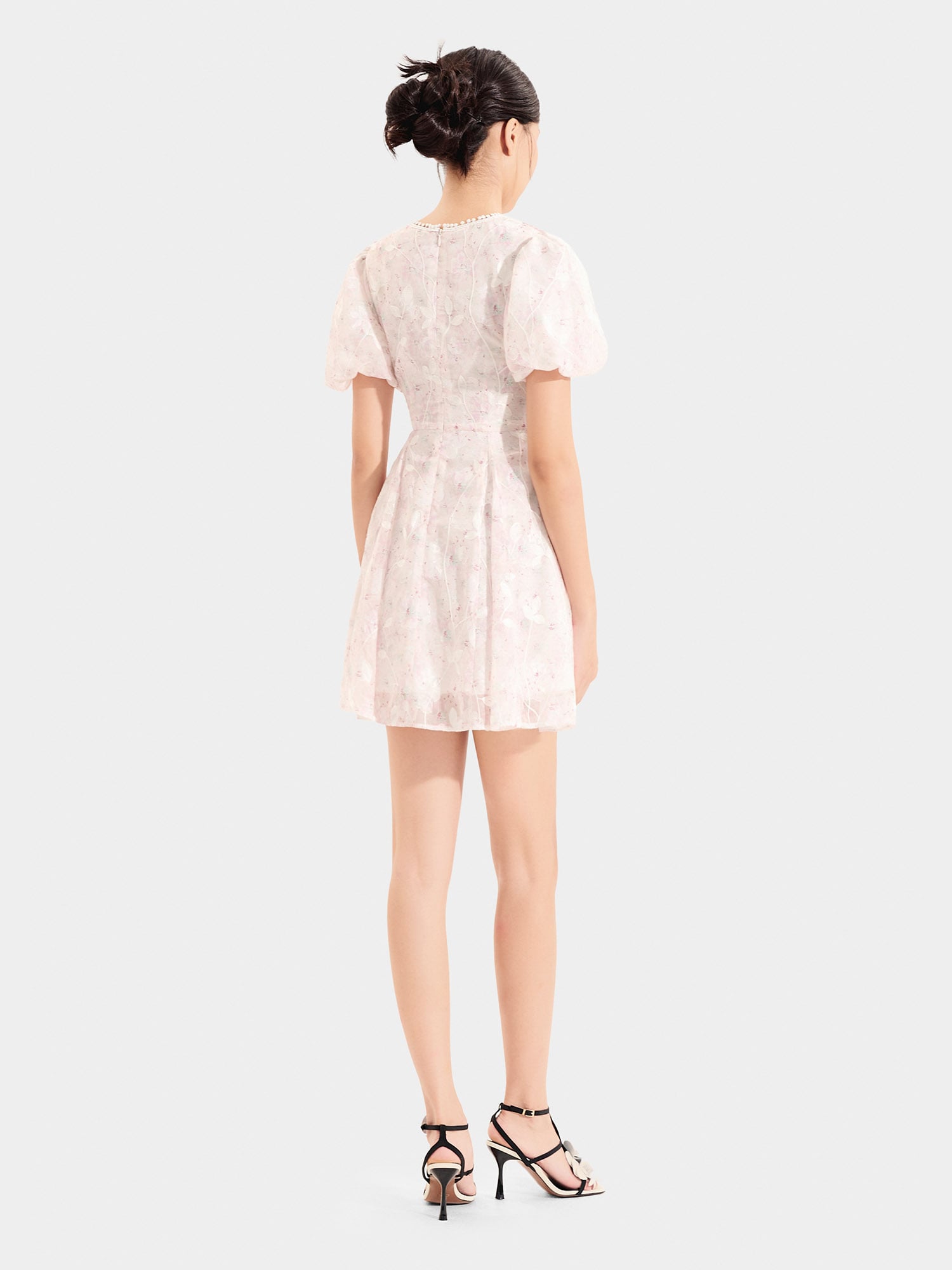 Đầm mini voan thêu hoa tay phồng cổ viền ren