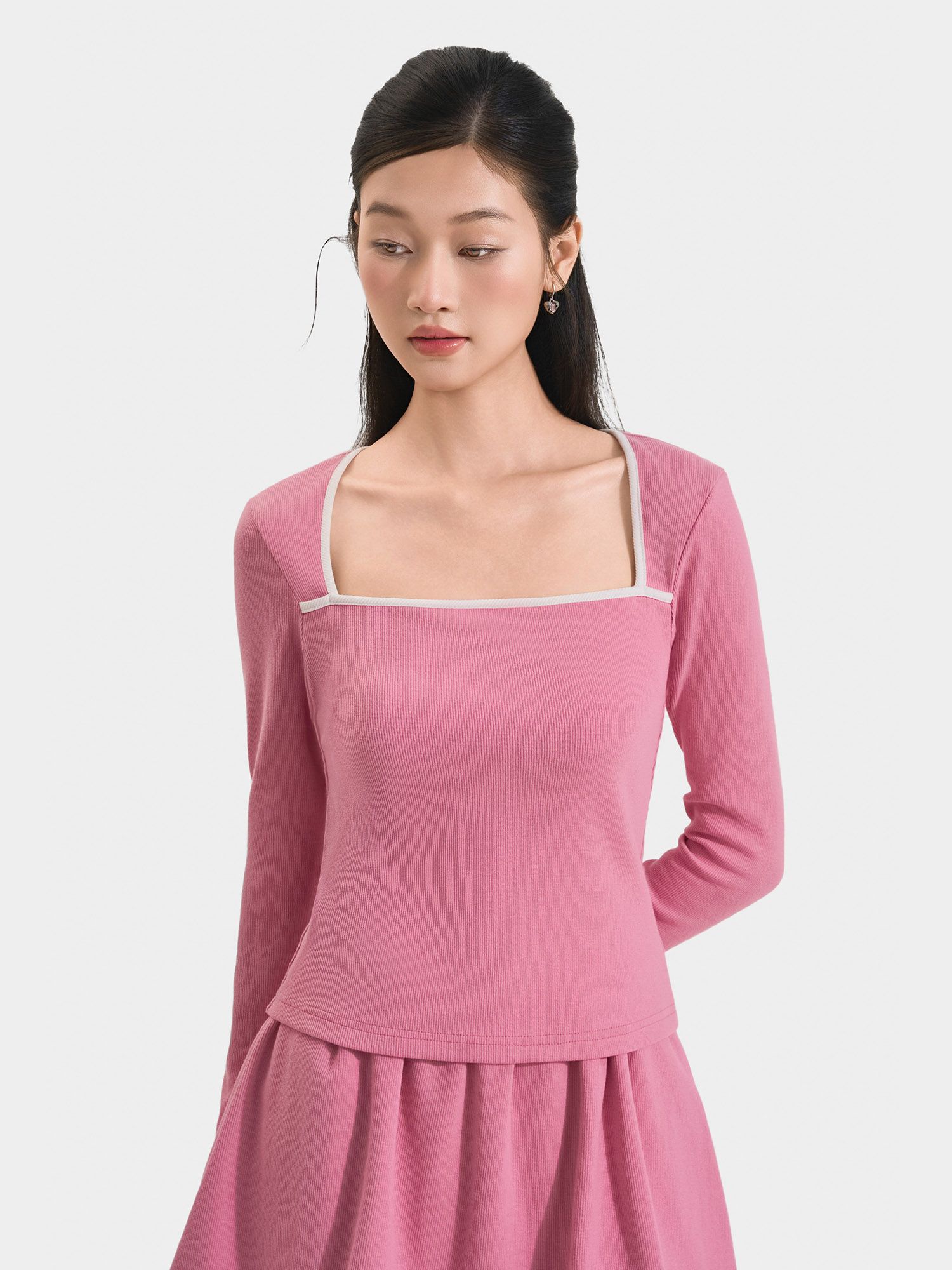  Áo thun gân tay dài form ôm cổ vuông phối viền 