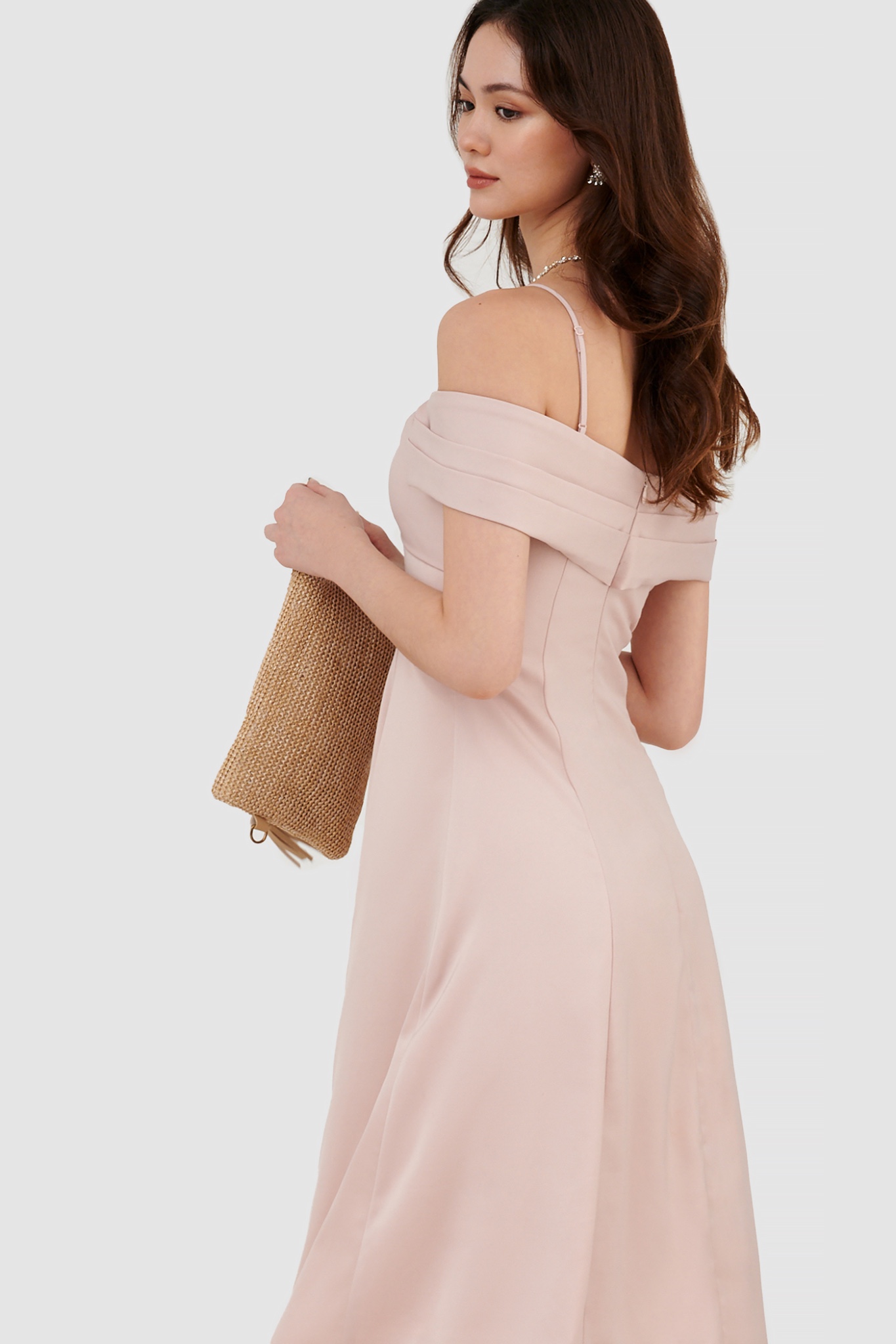 Đầm midi đắp ngực trễ vai
