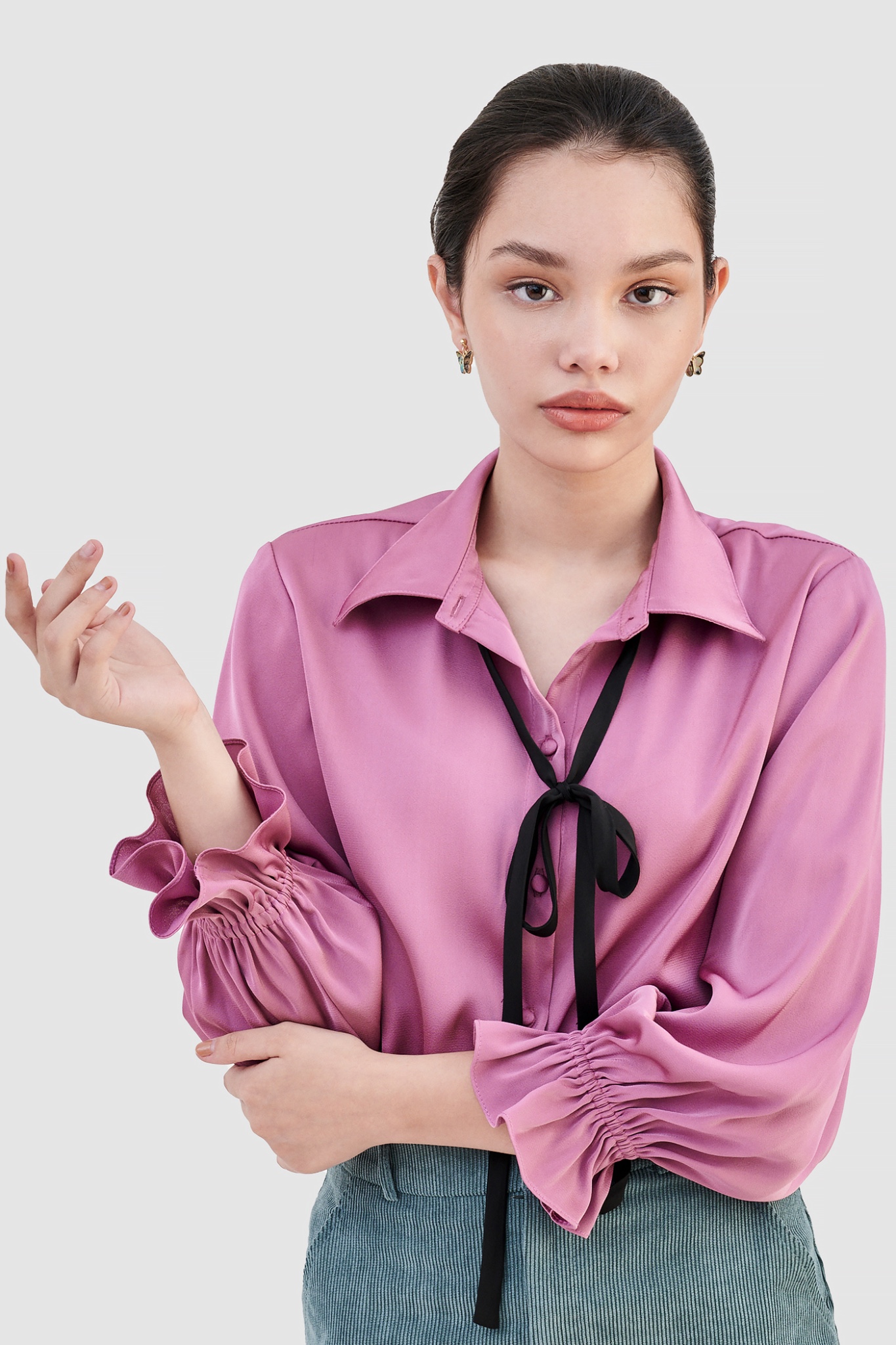 Áo sơ mi satin kèm dây nơ cổ