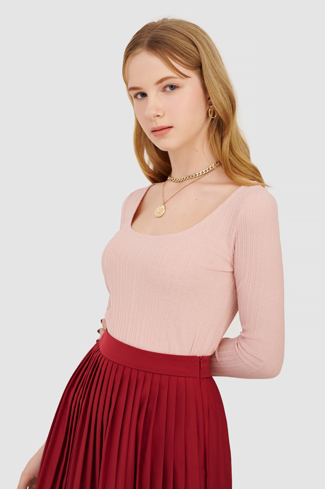 Áo thun gân form ôm cổ tròn rộng