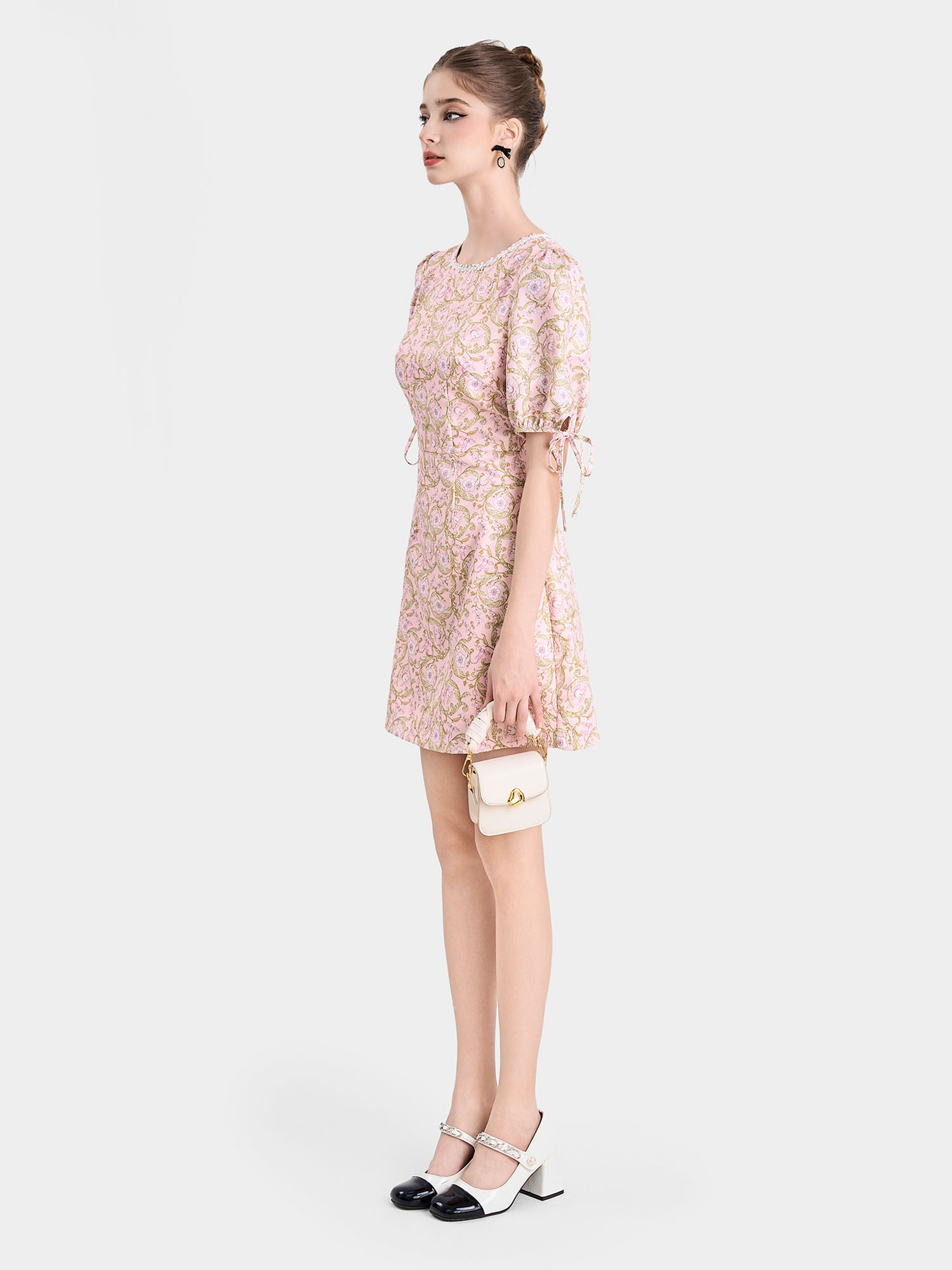 Đầm mini họa tiết cổ tròn tay phồng