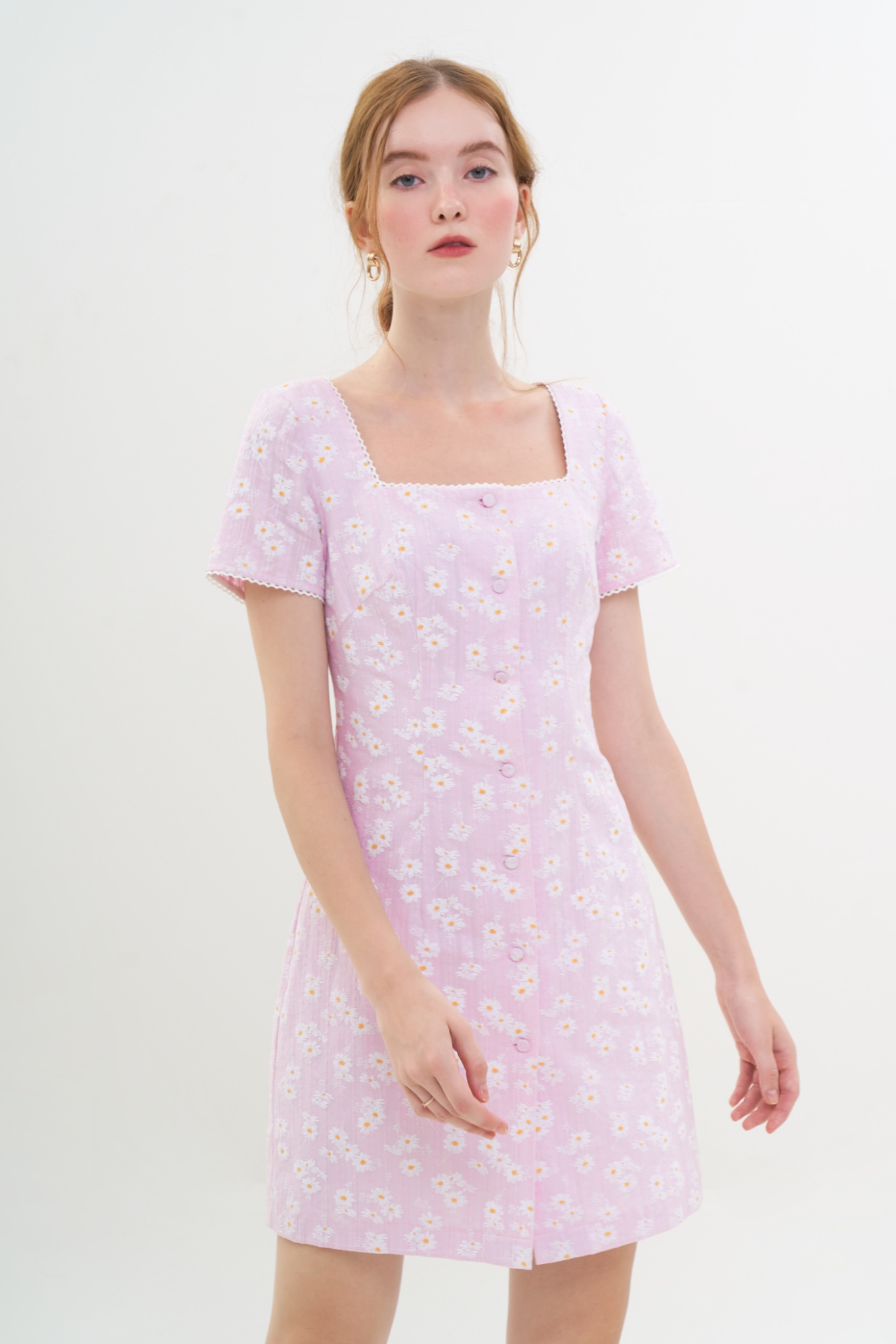 Đầm mini cổ vuông hoạ tiết hoa cúc