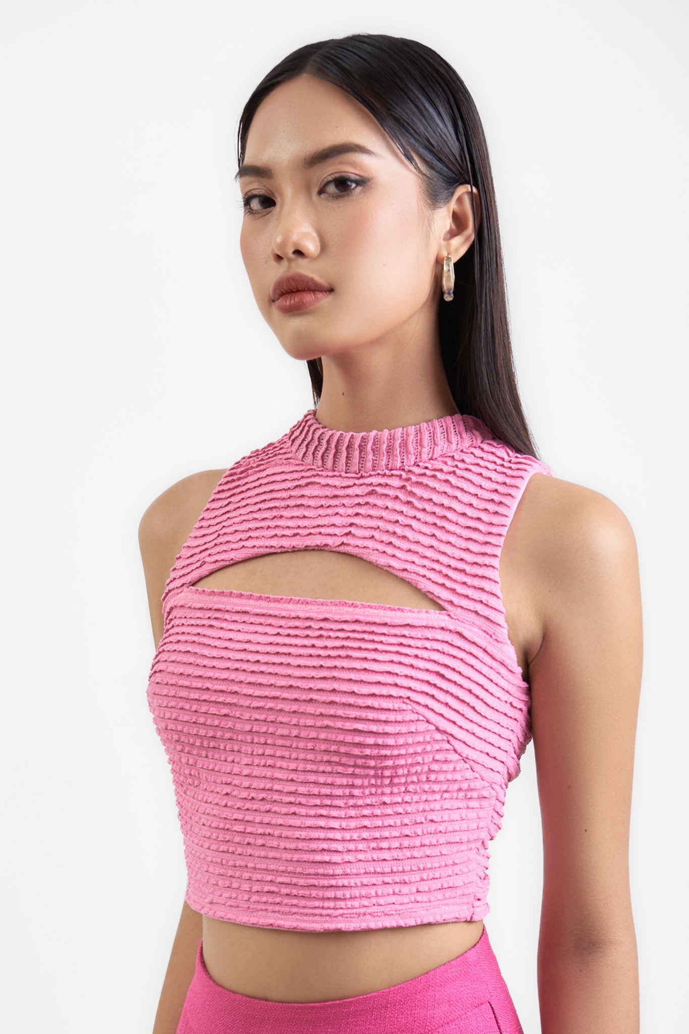 Áo croptop sát nách cổ tròn xẻ ngực